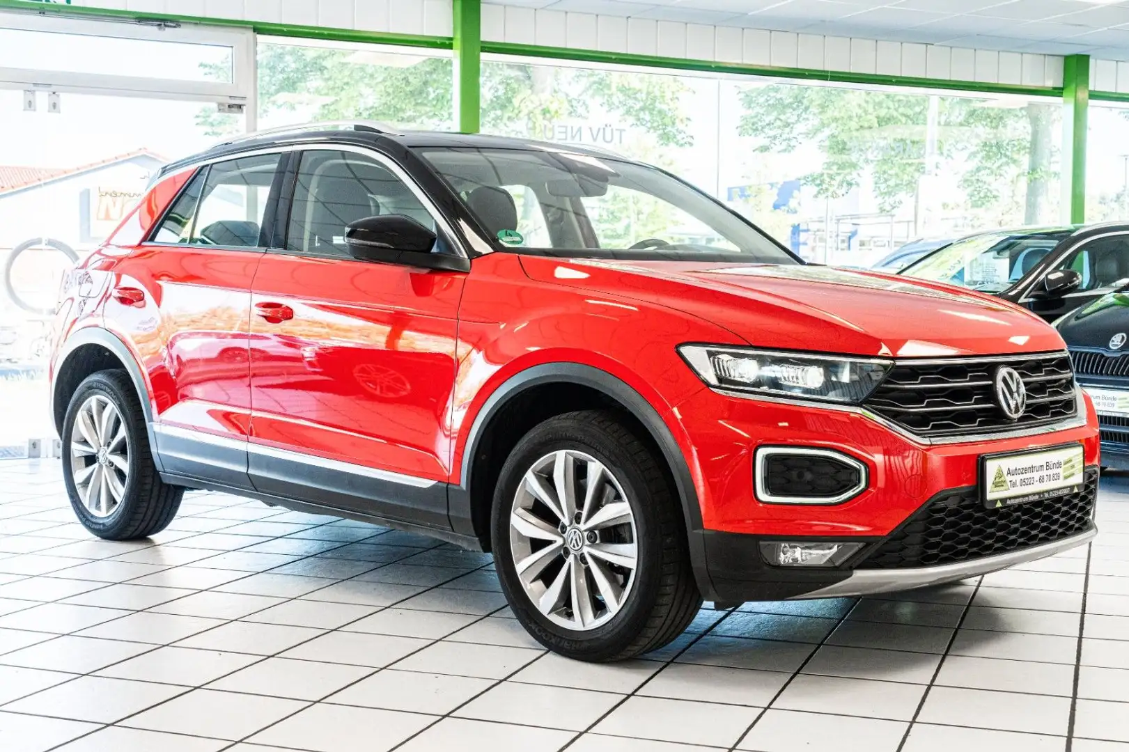 Volkswagen T-Roc Style 1.5 Benzin 150 PS Navi PDC Rot - 2