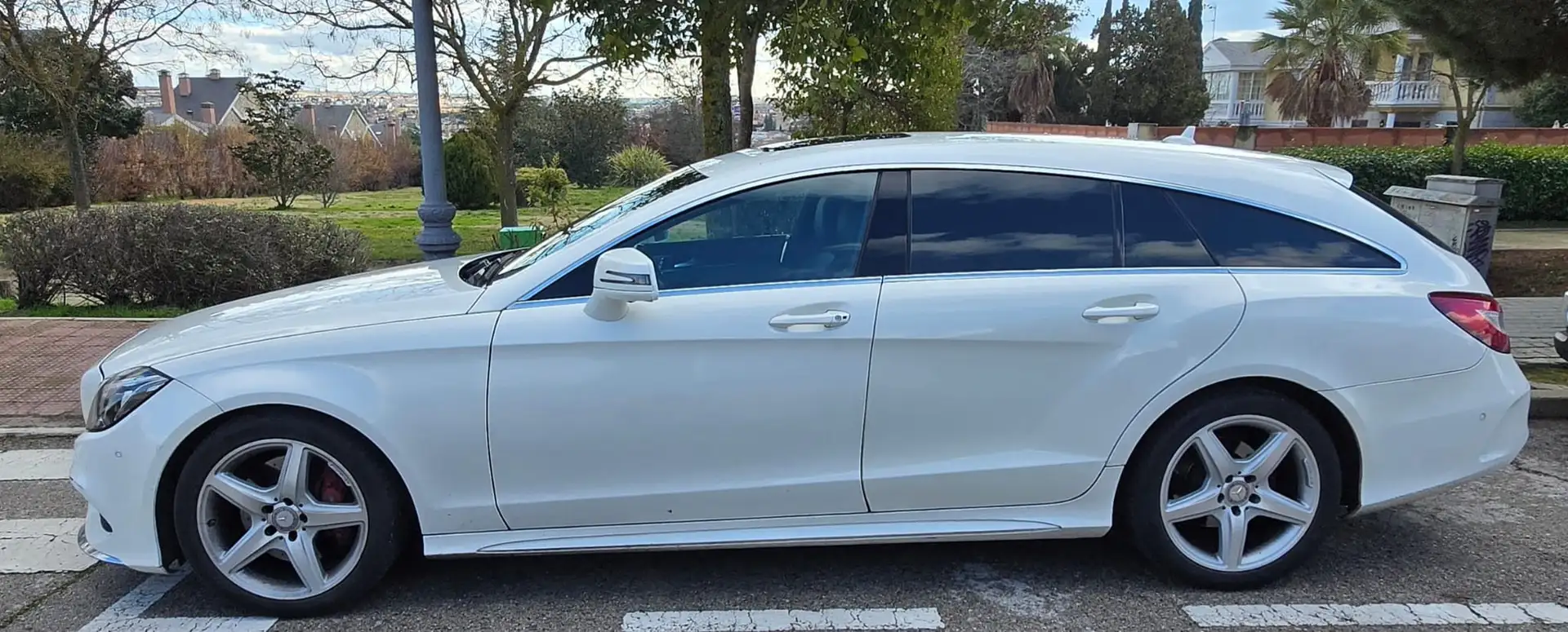 Mercedes-Benz CLS 350 Shooting Brake 350d Aut. acabado AMG. Blanco - 2