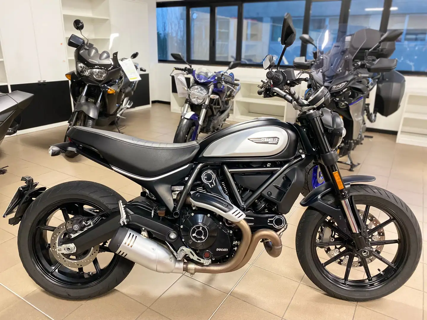 Ducati Scrambler 800 Icon Dark Nero - 1