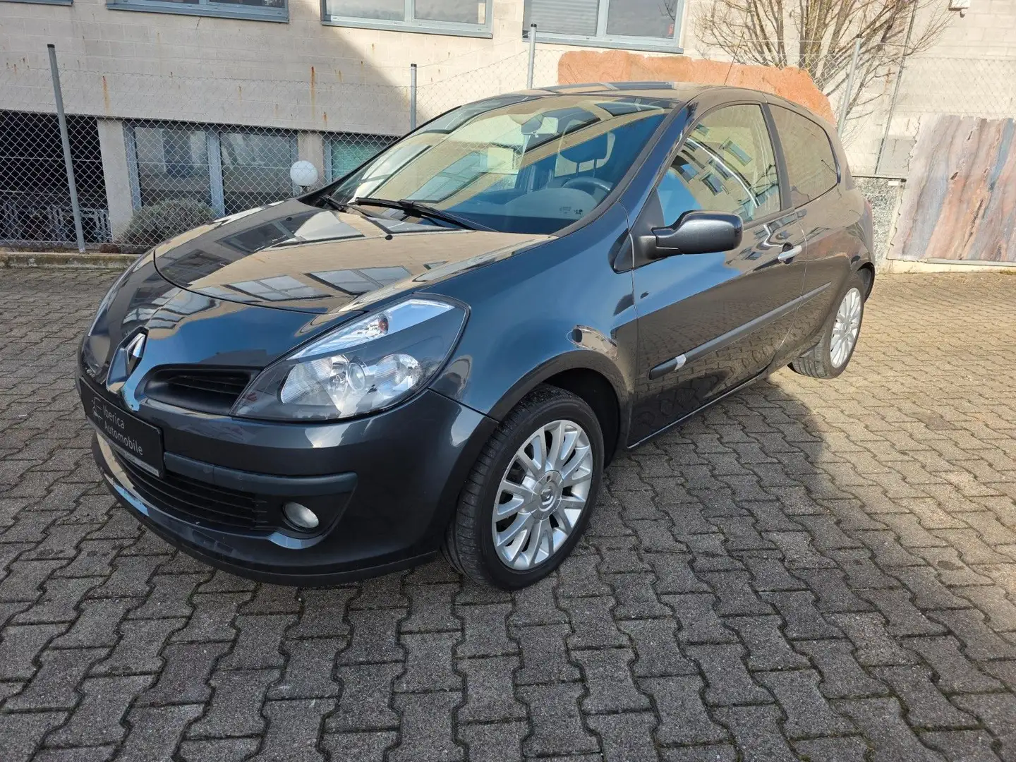 Renault Clio III Exception Grau - 1