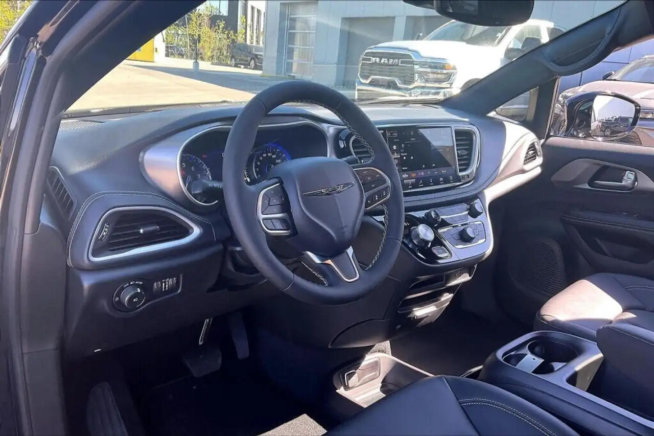 Chrysler Pacifica photo Chrysler Pacifica