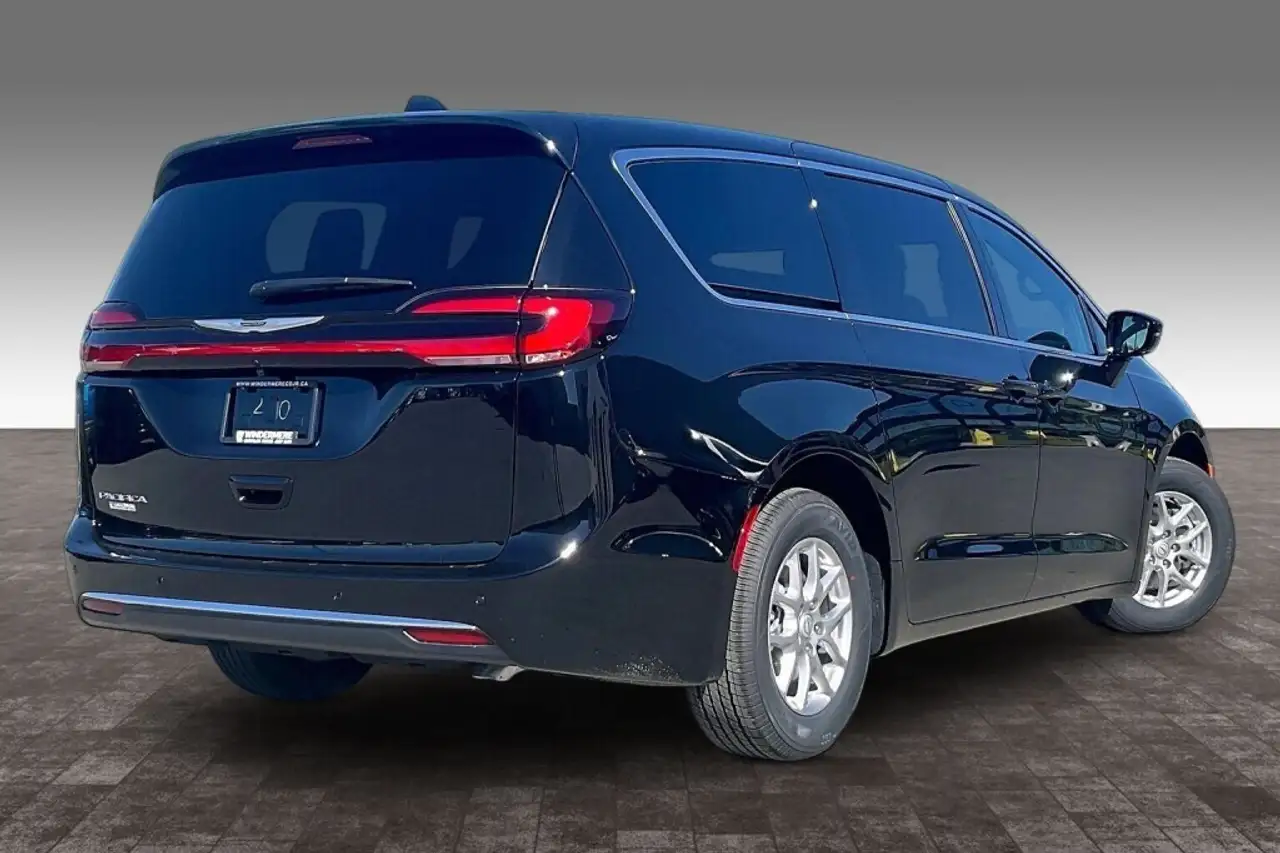 Chrysler Pacifica photo Chrysler Pacifica