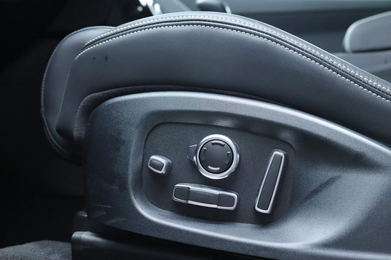 Jaguar E-Pace 2.0 P250 AWD R-Dynamic HSE / Headup / Pano — photo 13