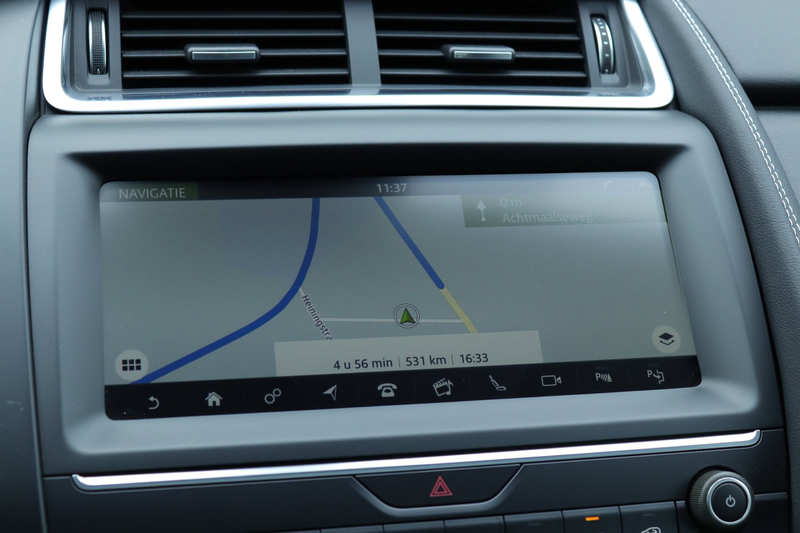 Jaguar E-Pace 2.0 P250 AWD R-Dynamic HSE / Headup / Pano — photo 18