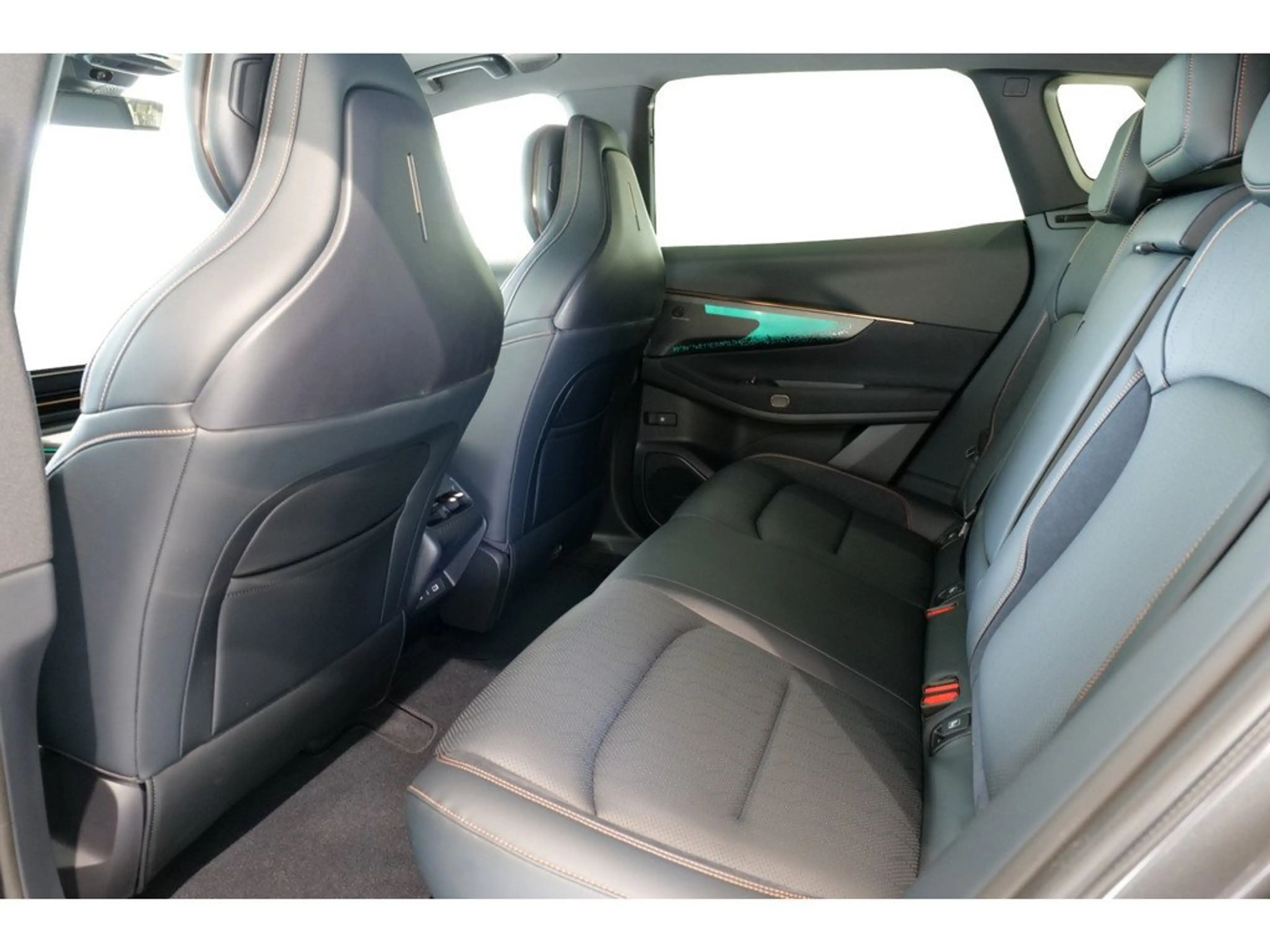 Lynk & Co 08 1.5 T PHEV 257 kW More AKTIVSITZE LED PANO — photo 10