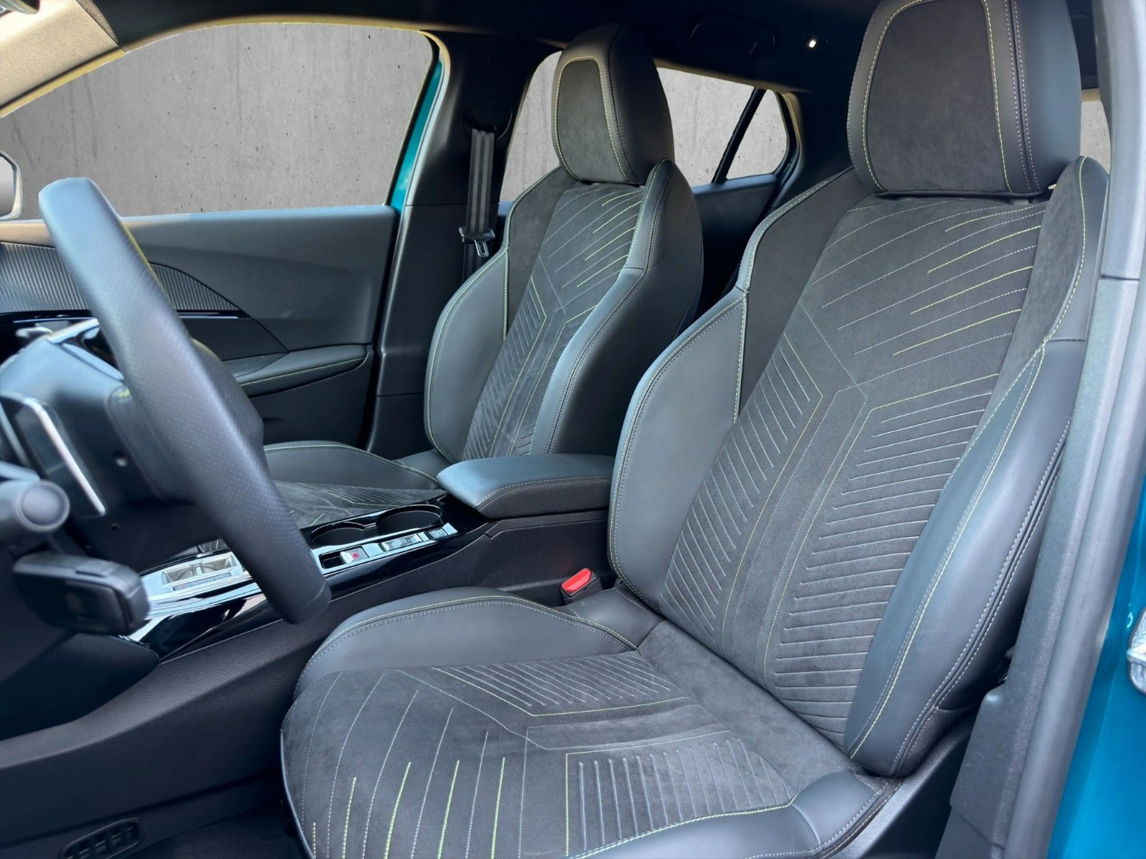 Peugeot 2008 GT Hybrid 145 *NAVI*Kamera360*SHZ — photo 10