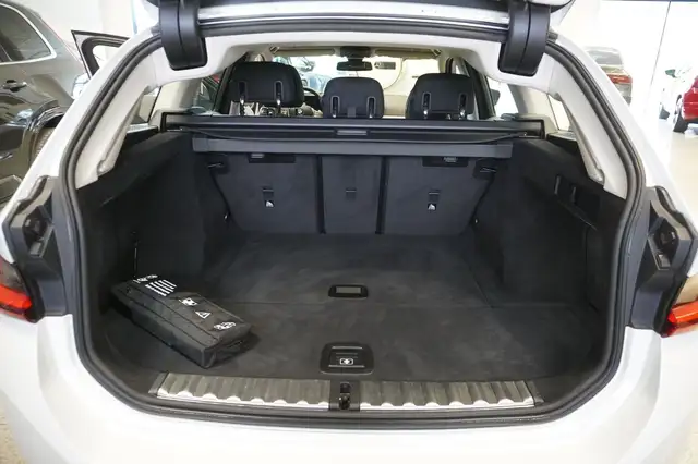 BMW 3 Series view 10