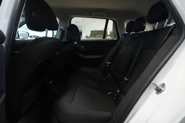 BMW 3 Series view 9
