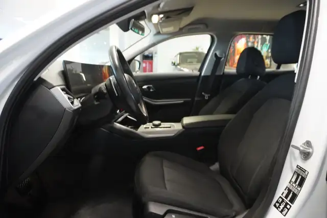 BMW 3 Series view 8