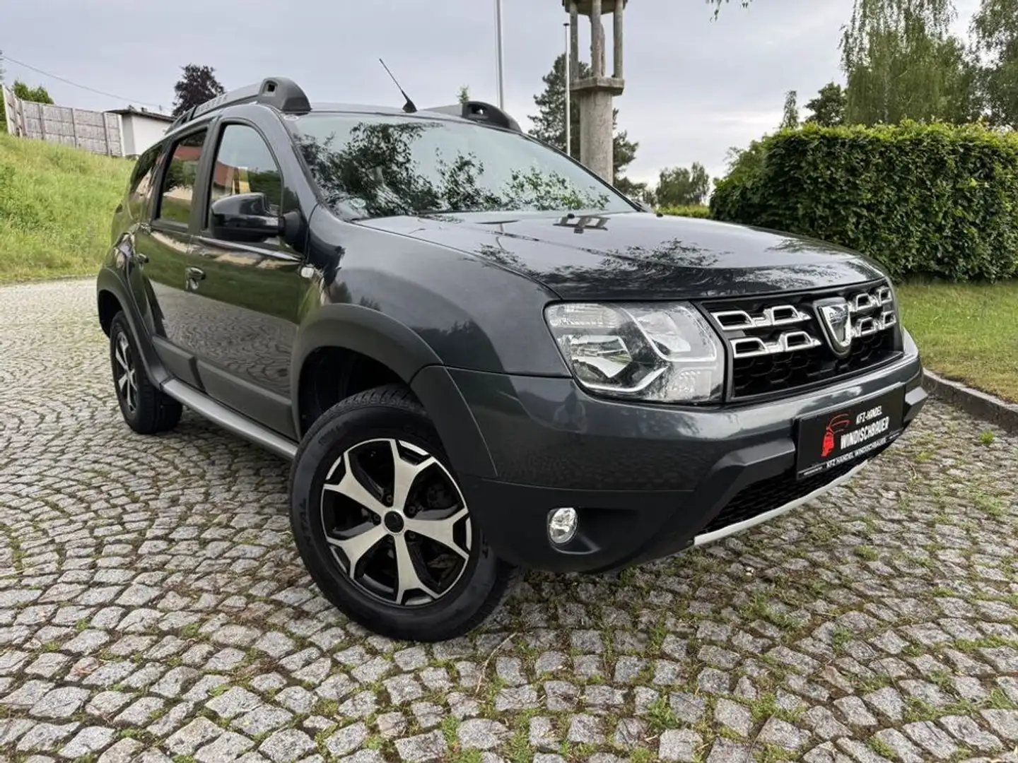 Dacia Duster Sensation 4x2 KLIMA TEMPOMAT NAVI AHK Gris - 1