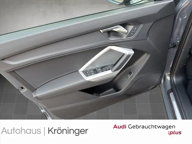 Audi Q3 view 8