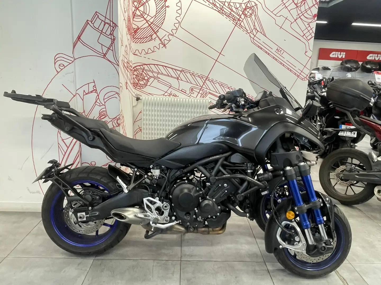 Yamaha Niken Noir - 1