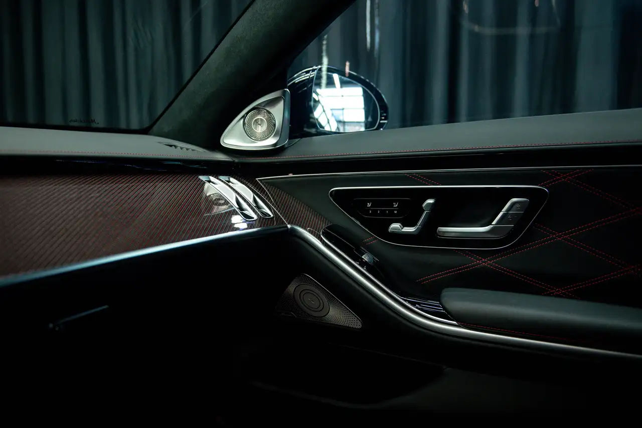 Mercedes-Benz S-Class снимка Mercedes-Benz S-Class