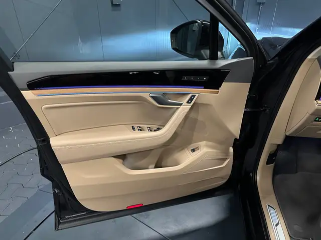 Volkswagen Touareg view 14