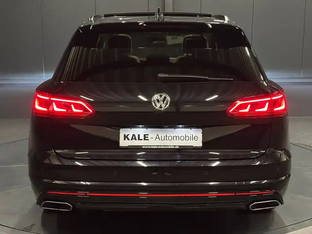 Volkswagen Touareg view 4