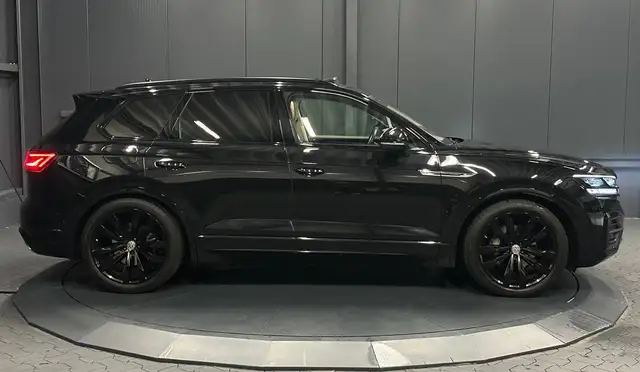 Volkswagen Touareg view 6