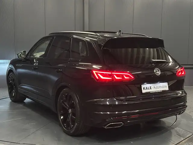 Volkswagen Touareg view 3