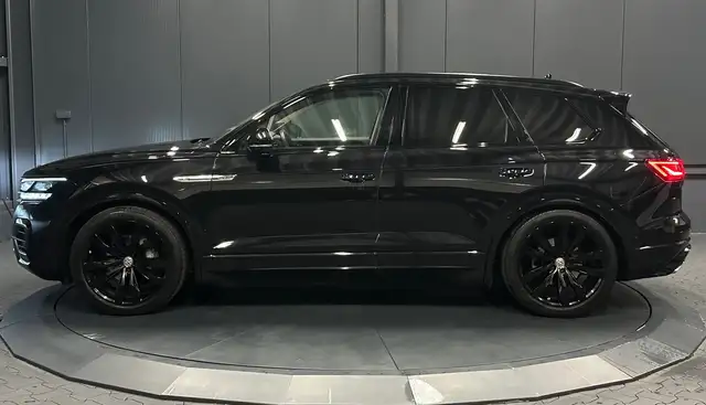 Volkswagen Touareg view 2