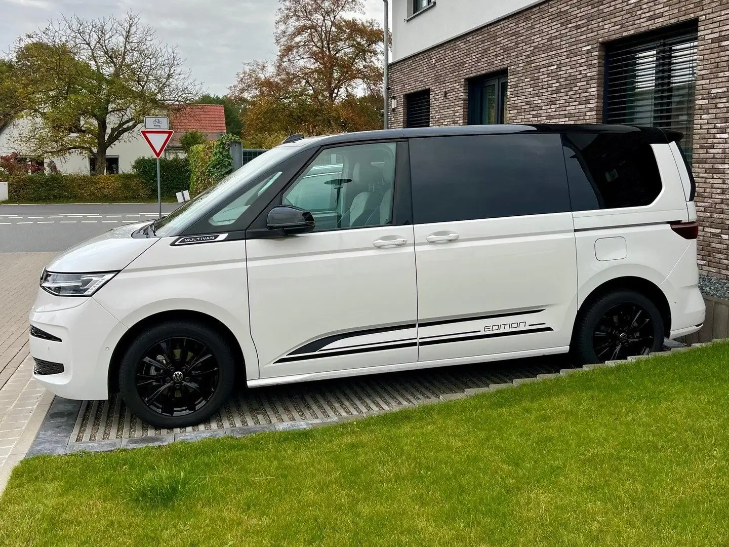 Volkswagen T7 Multivan Edition NAV MATRIX APPLINK ACC PDC APA SHZ 4SEASON Alb - 2