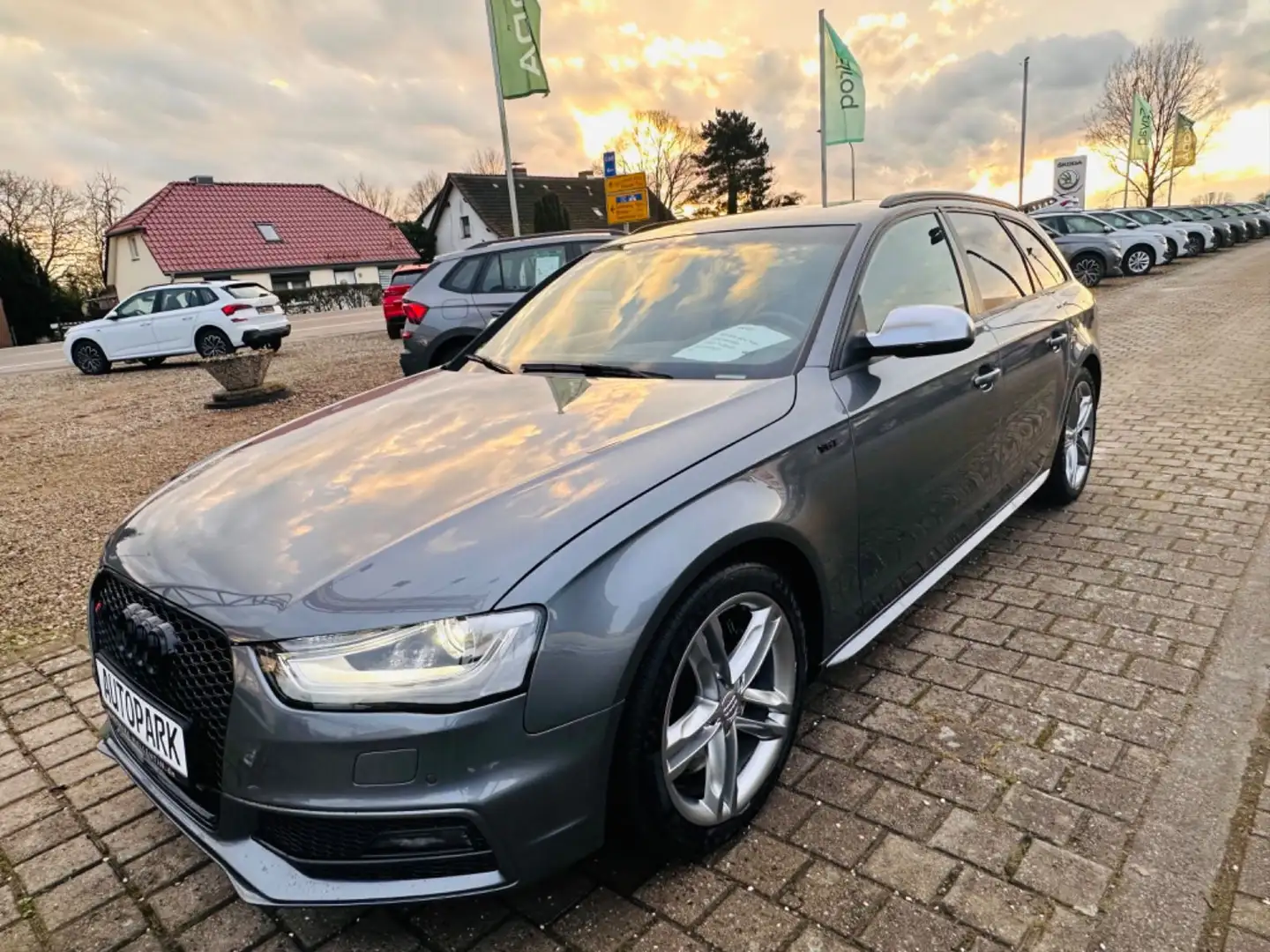 Audi S4 Avant 3.0 TFSI quattro *LEDER*ALLRAD*SHZ* Szürke - 1