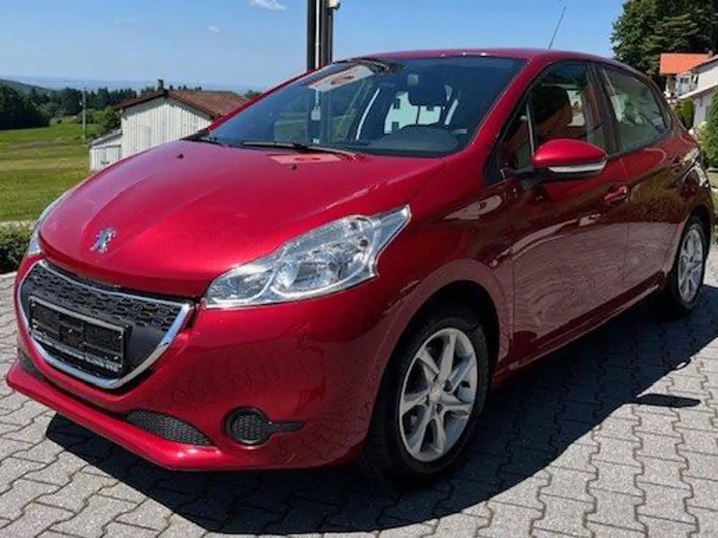 Peugeot 208 Active VTi 82     5-türig Rot - 1