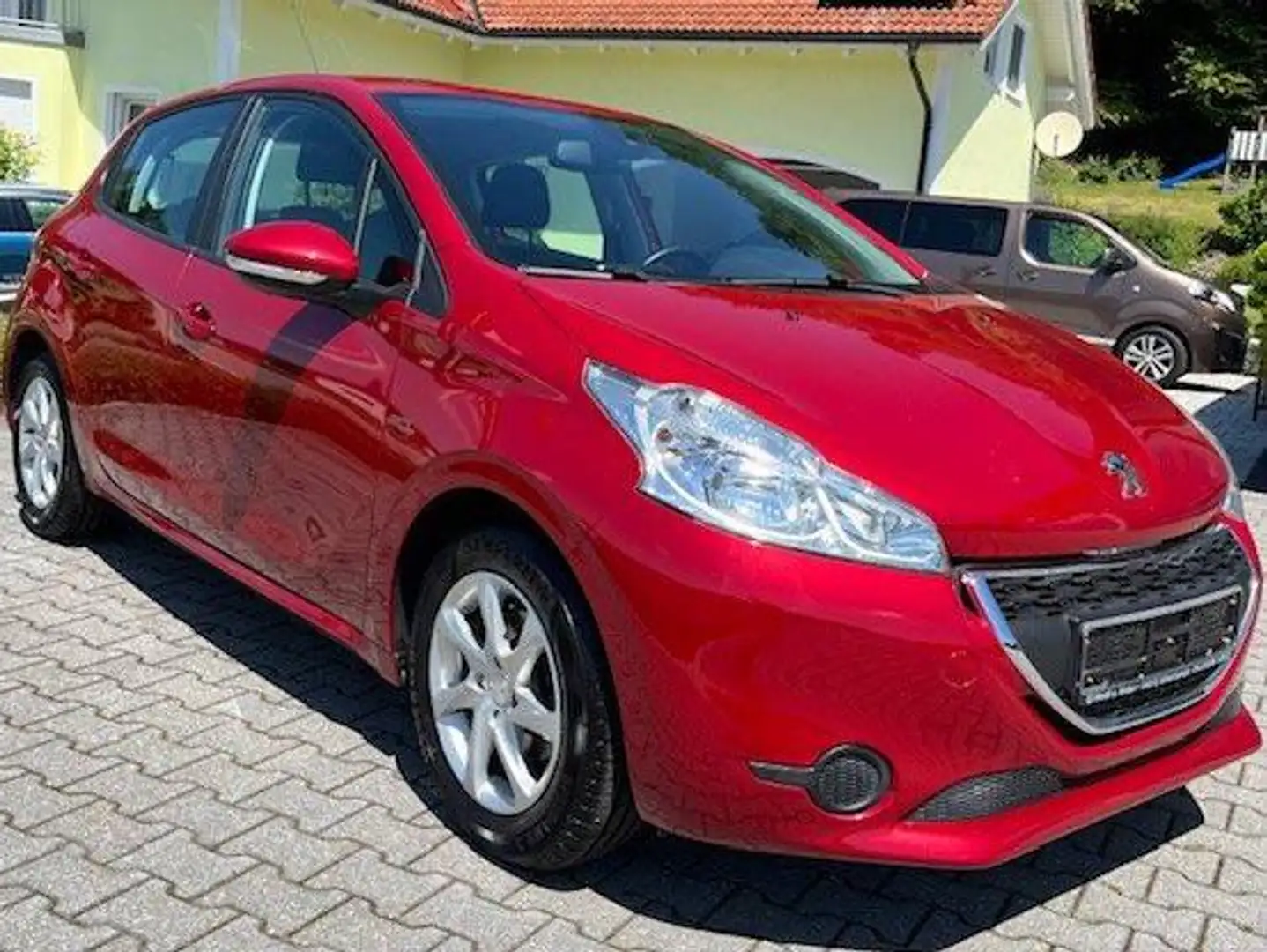Peugeot 208 Active VTi 82     5-türig Rot - 2