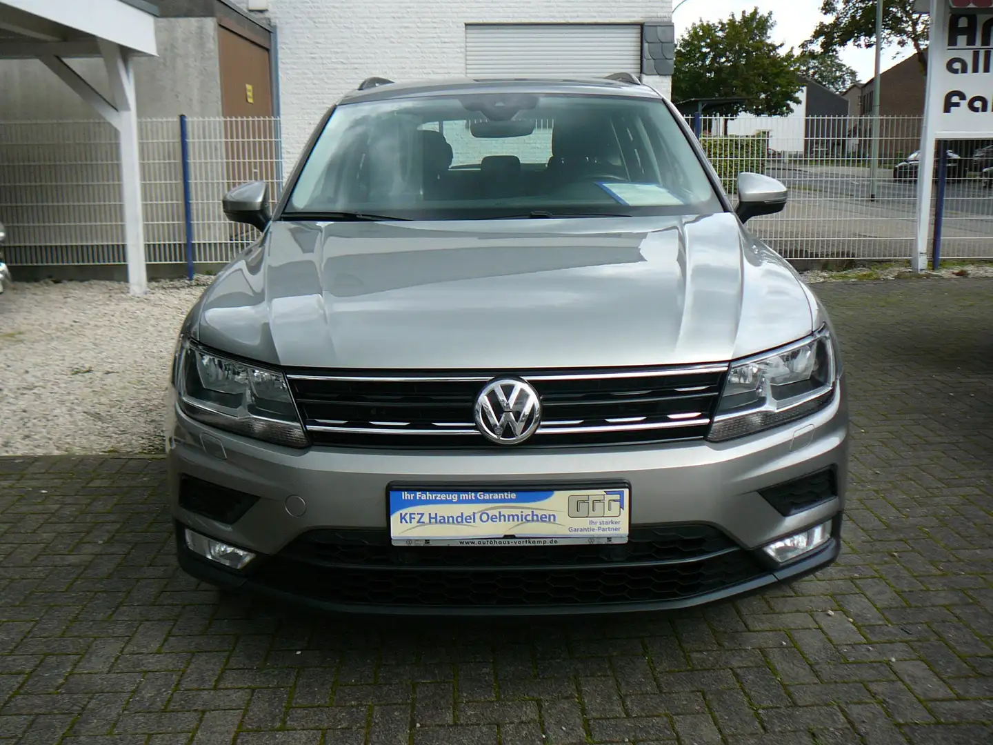Volkswagen Tiguan Top Gepflegt,Allrad,Automatikgetriebe,Navigation,! Grau - 2