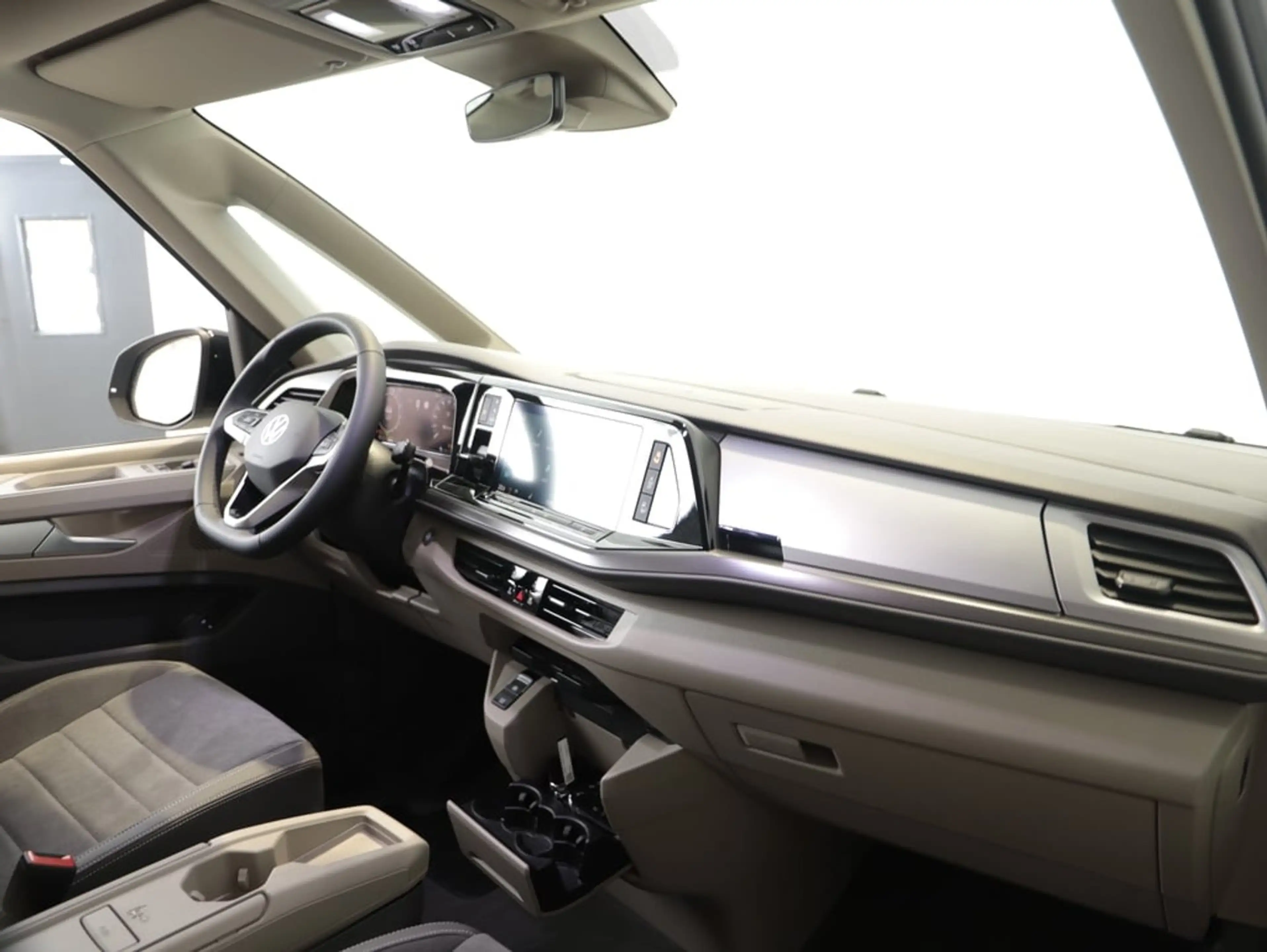 Volkswagen T7 California VW Multivan T7 California eHybrid 180 kW 4M — photo 10