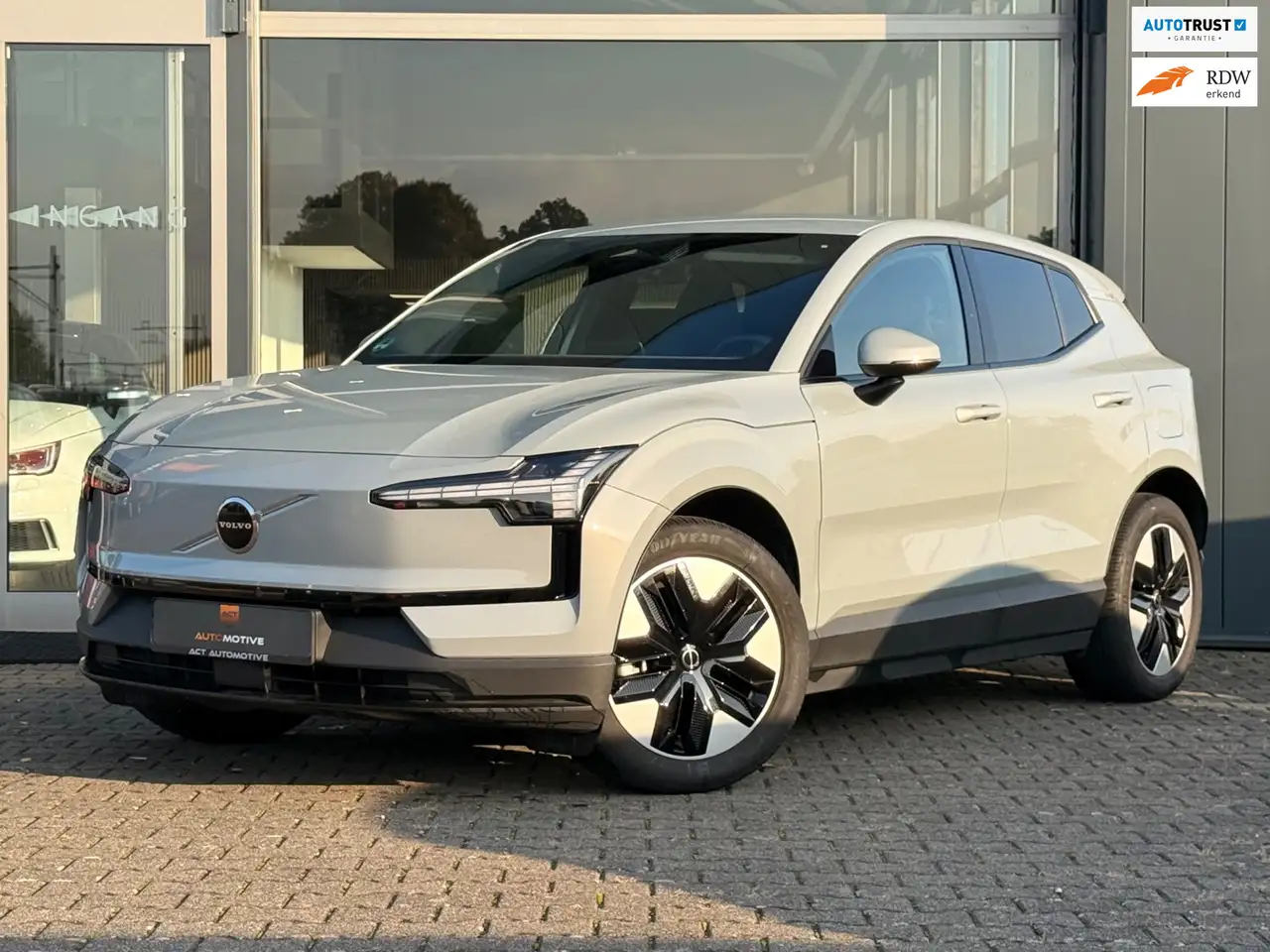 Volvo EX30 P5 Plus Europa 51 kWh — photo 1 of 23