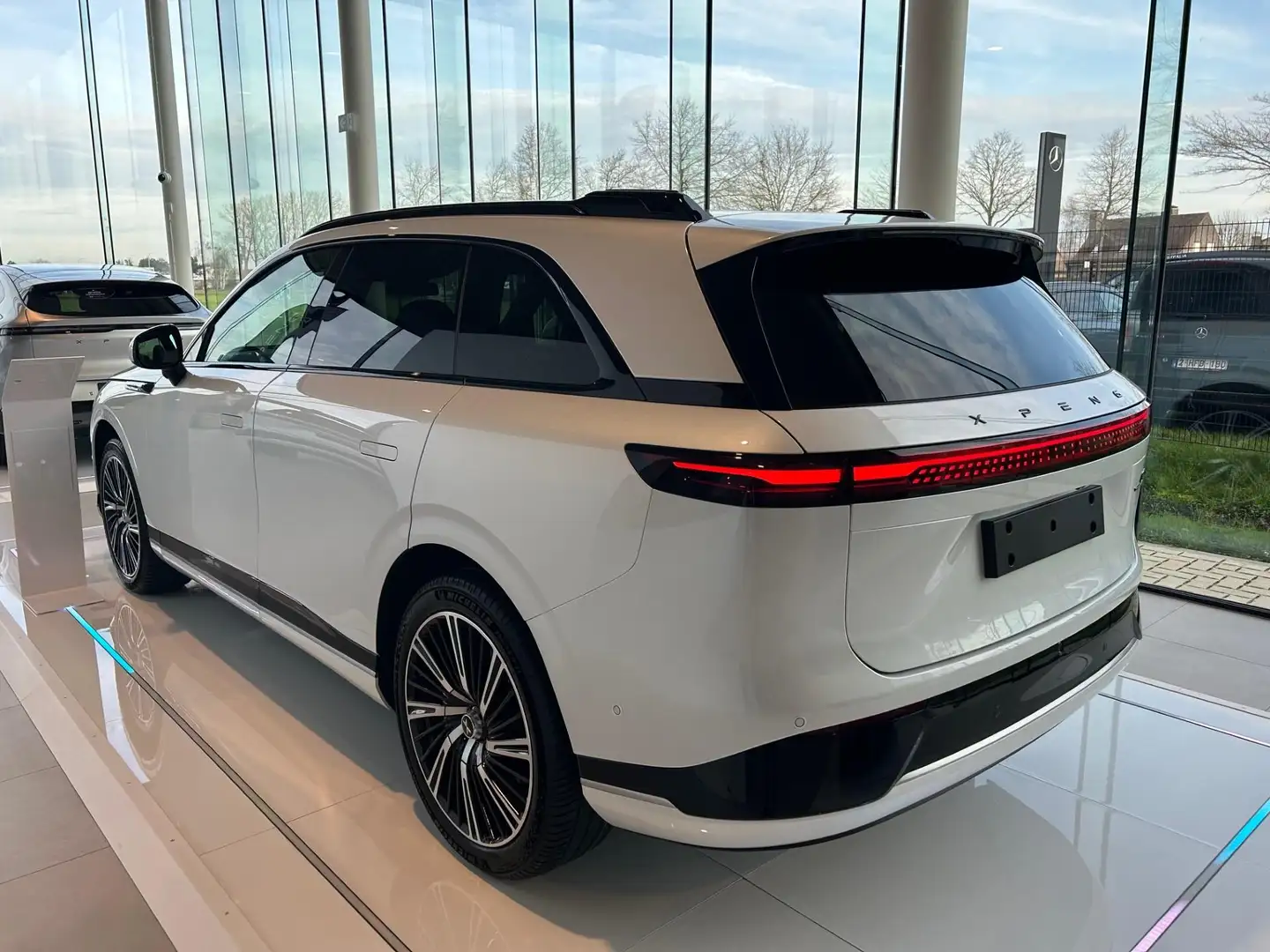 Xpeng G9 New AWD Performance Weiß - 2