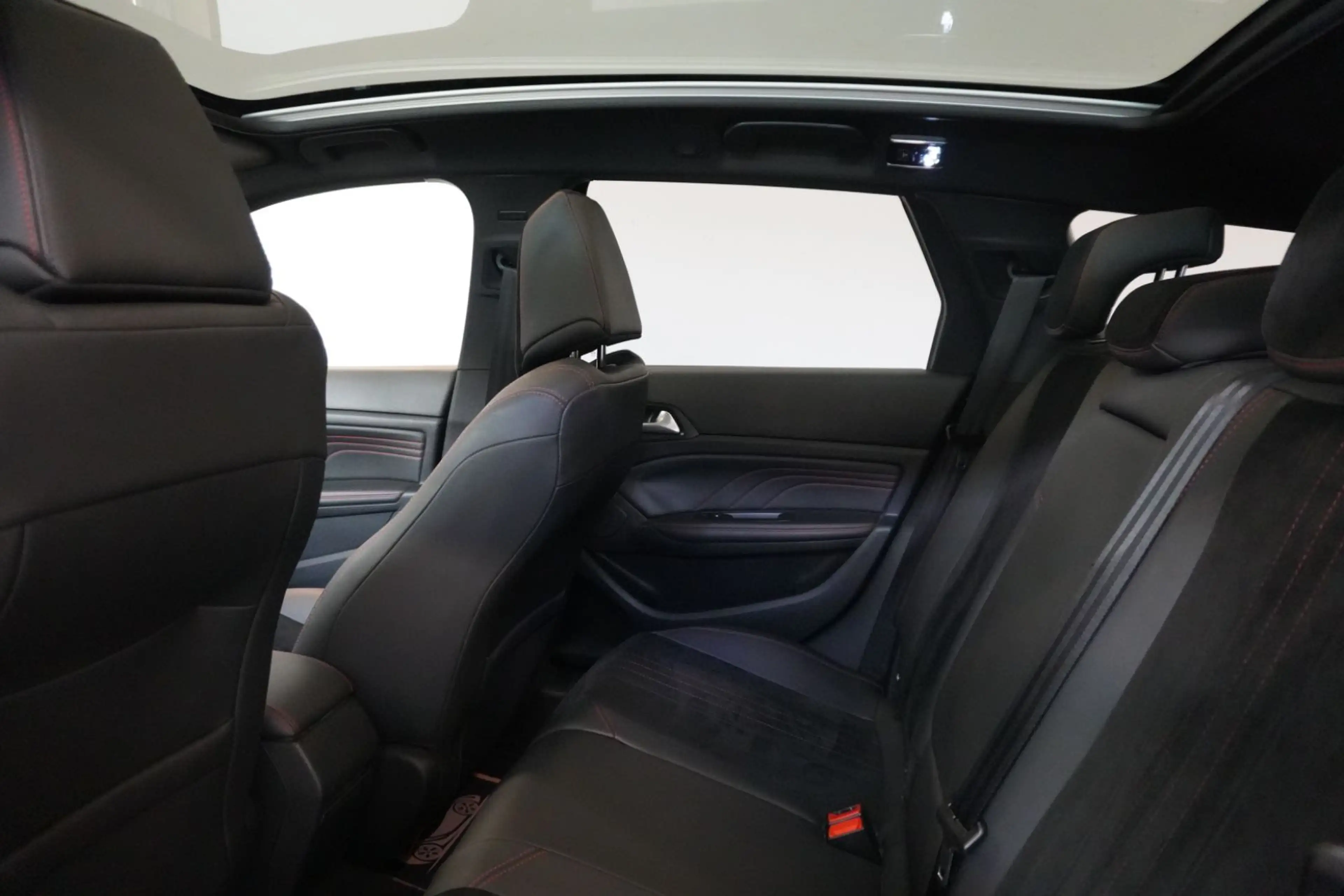 Peugeot 308 1.5 BlueHDi 130 FAP GT Pack aAHK Kamera — photo 13