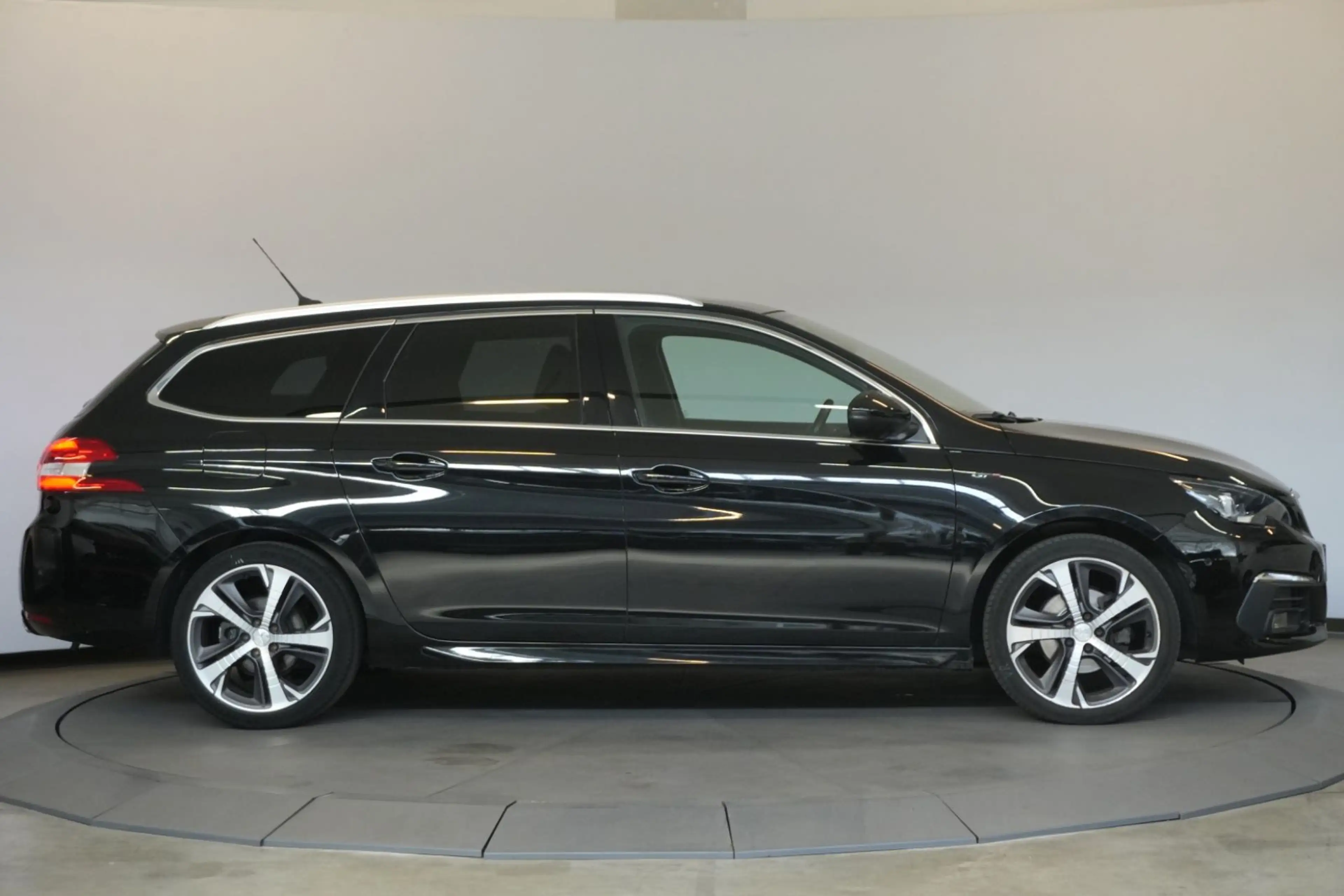Peugeot 308 1.5 BlueHDi 130 FAP GT Pack aAHK Kamera — photo 6