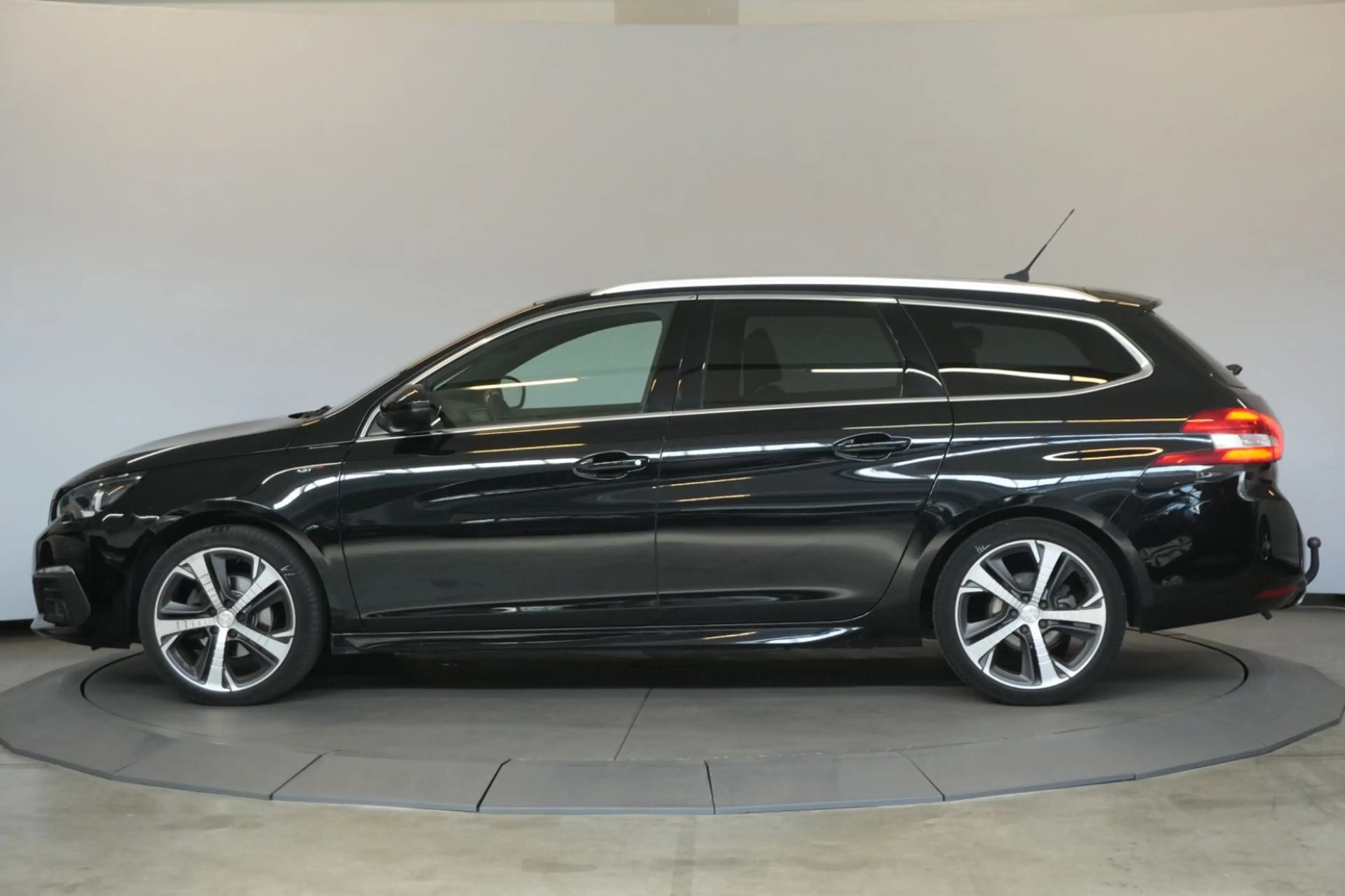 Peugeot 308 1.5 BlueHDi 130 FAP GT Pack aAHK Kamera — photo 2