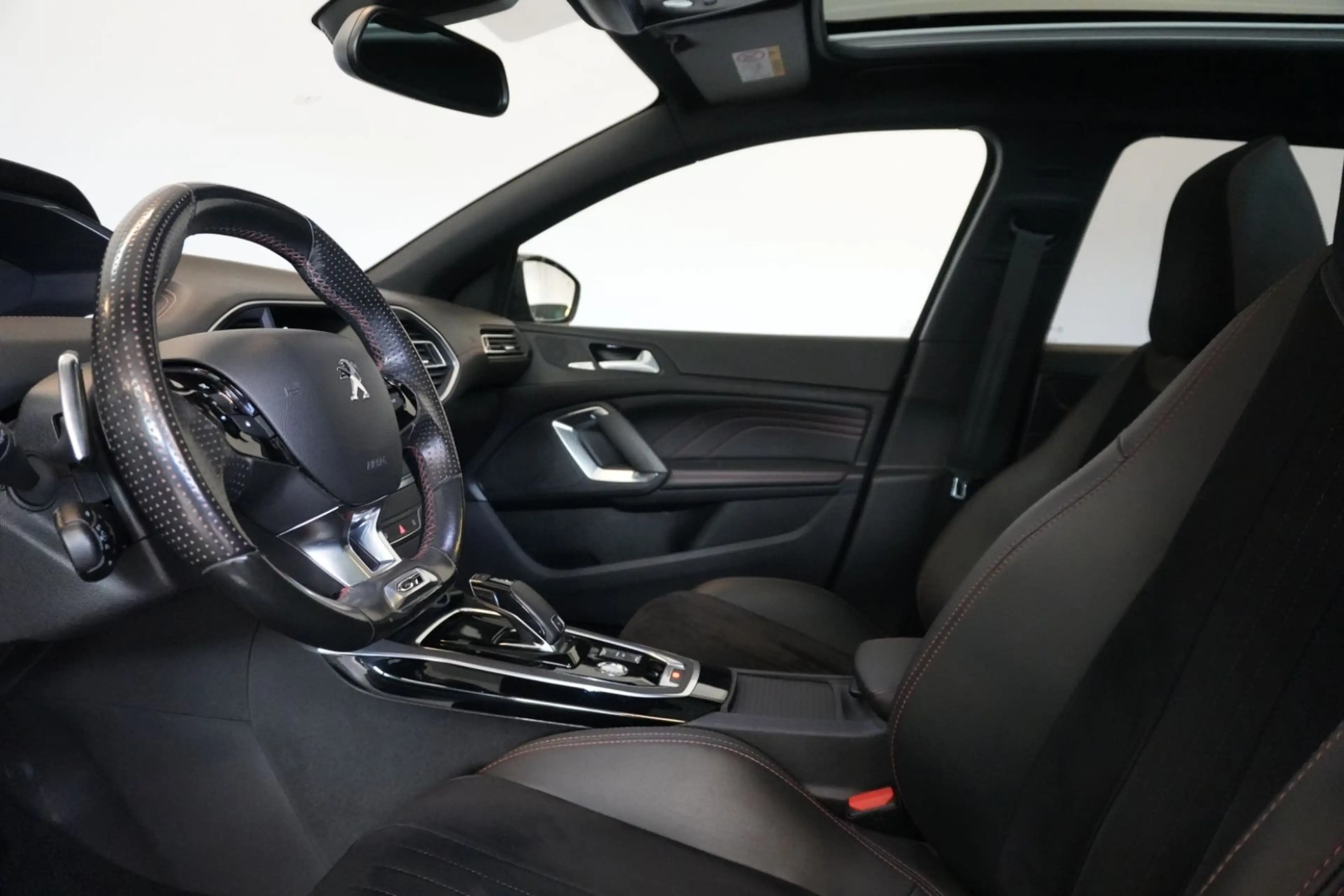 Peugeot 308 1.5 BlueHDi 130 FAP GT Pack aAHK Kamera — photo 9