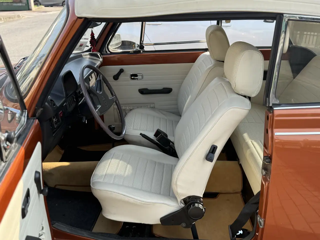 Volkswagen Maggiolino 1303 Cabrio, foto 6