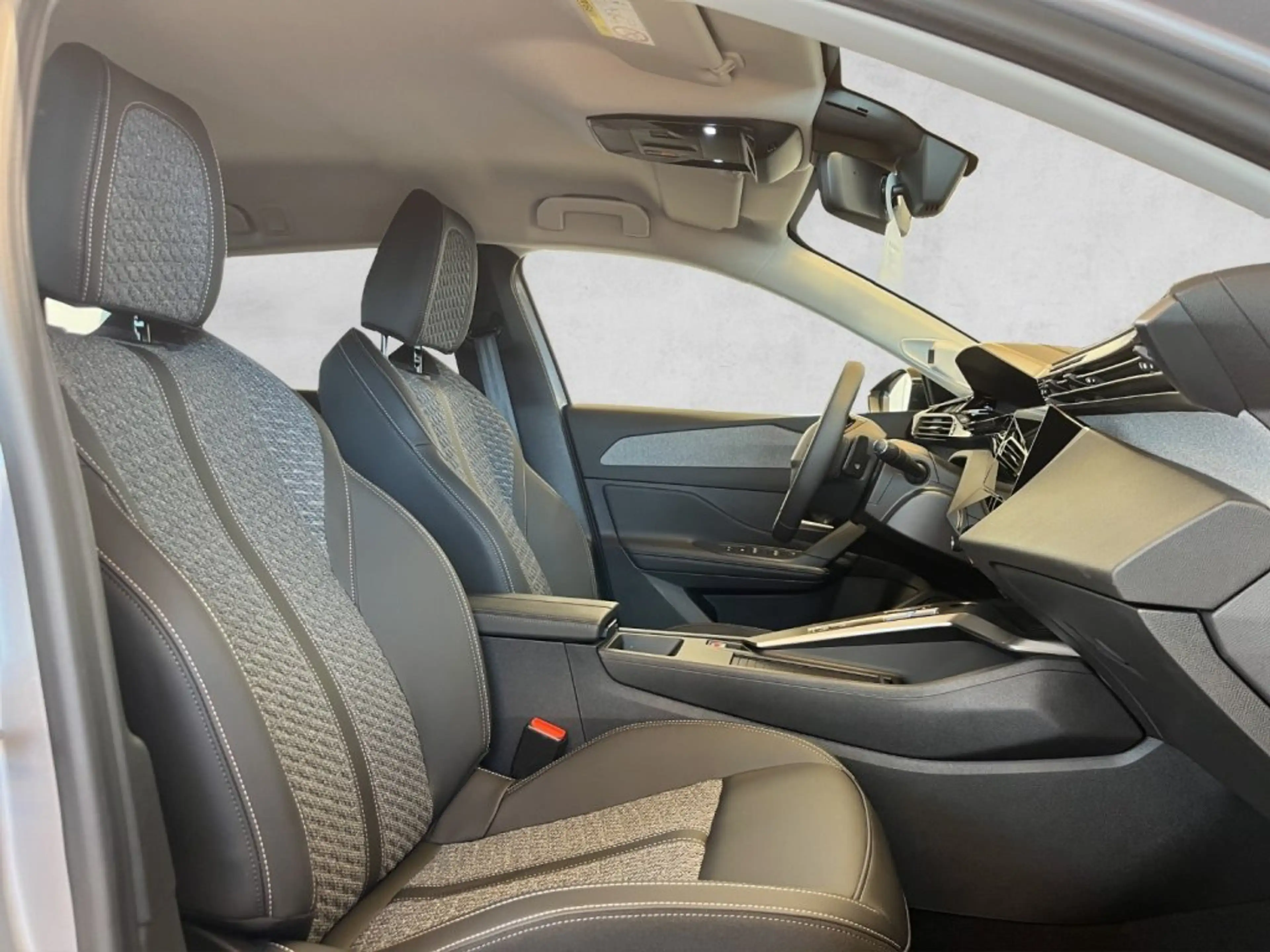 Peugeot 308 SW Allure MHEV 145 e-DCS6 — photo 17