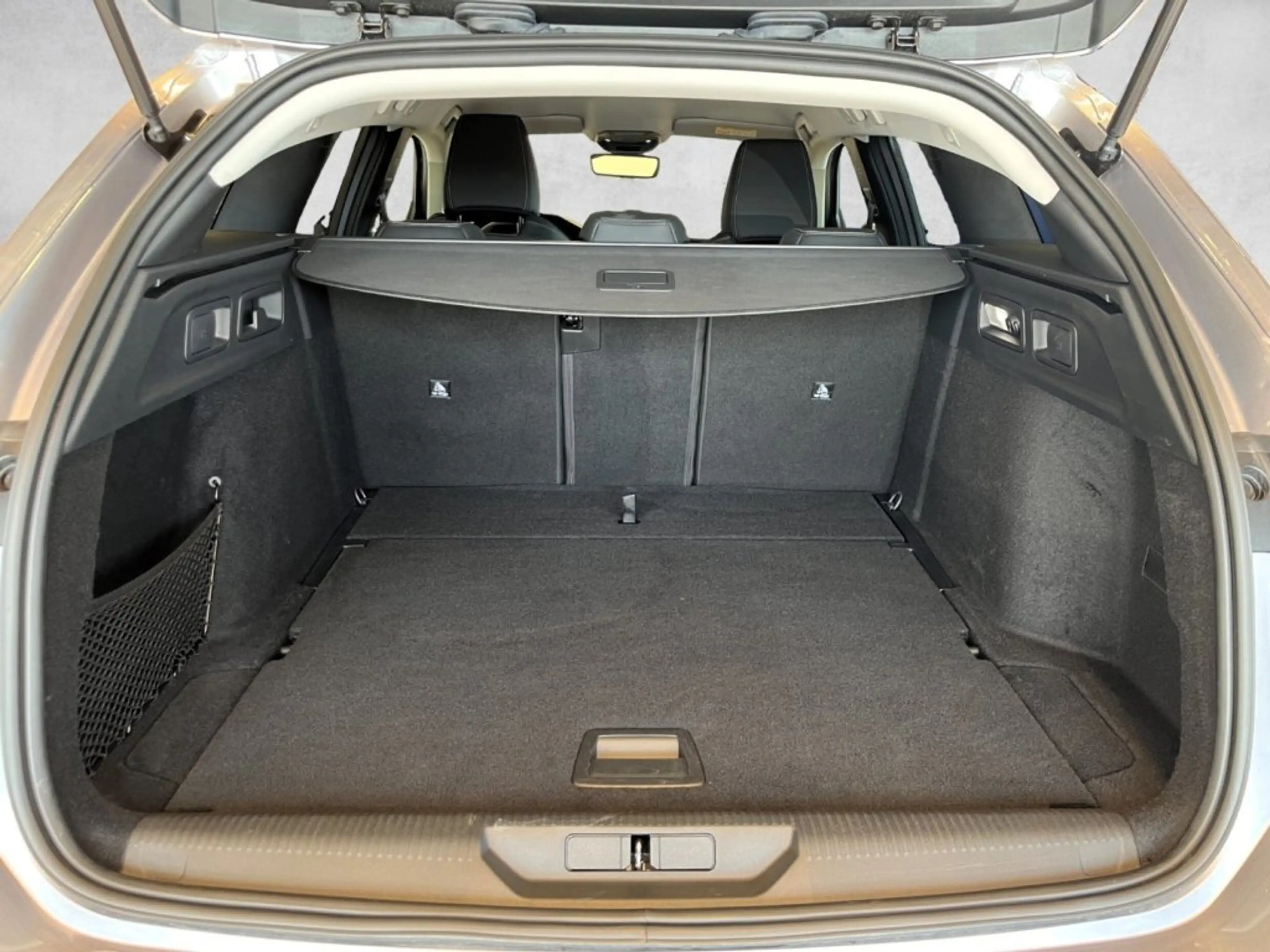 Peugeot 308 SW Allure MHEV 145 e-DCS6 — photo 18