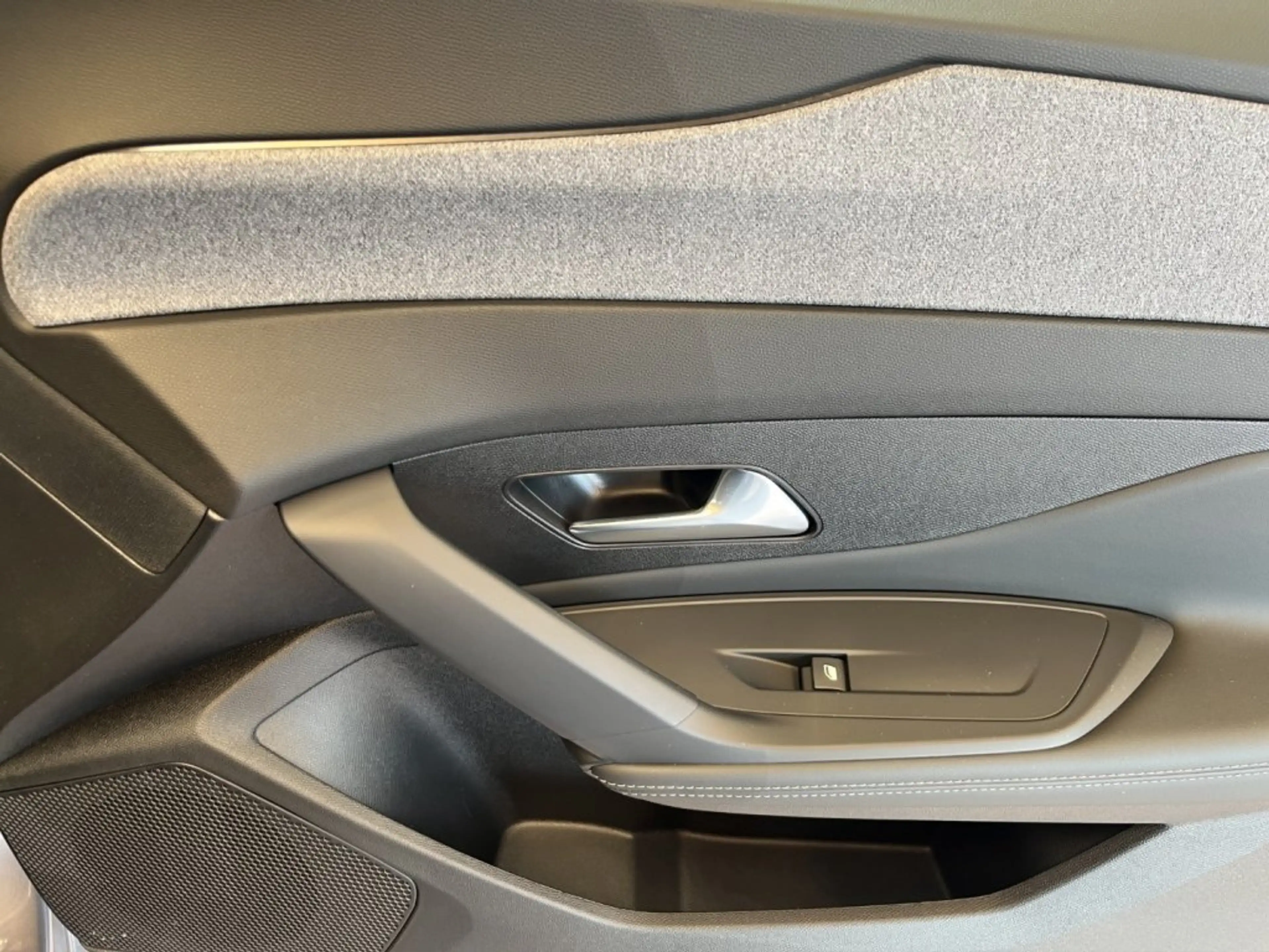 Peugeot 308 SW Allure MHEV 145 e-DCS6 — photo 16