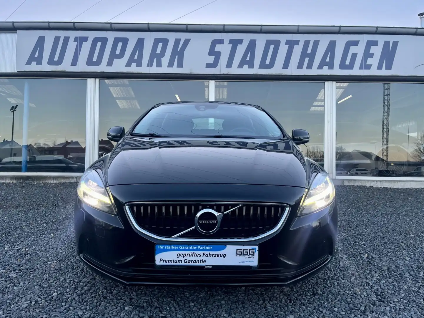 Volvo V40 Momentum 190 PS LED/NAVI/KAMERA/PremiumSound Schwarz - 2