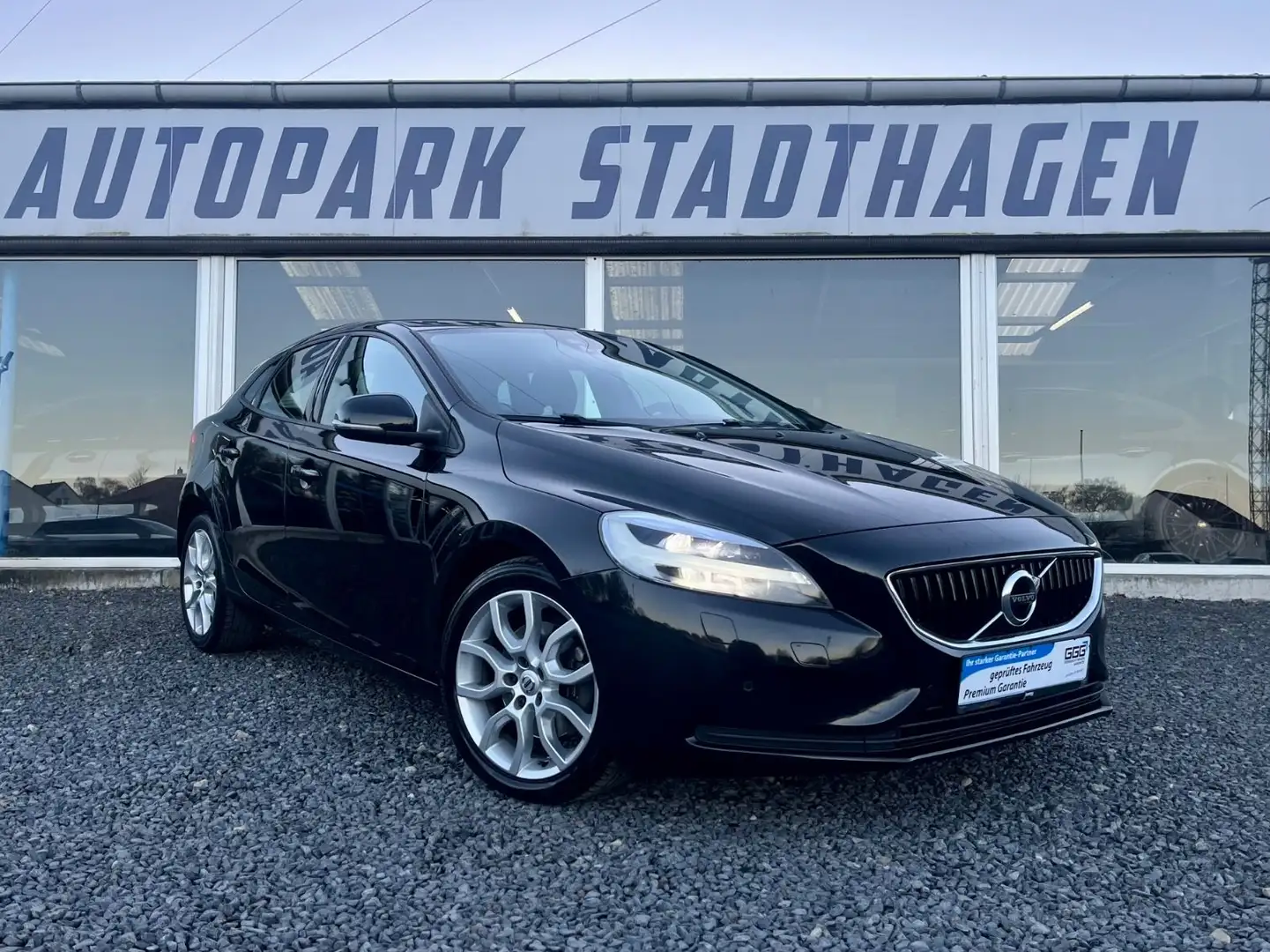 Volvo V40 Momentum 190 PS LED/NAVI/KAMERA/PremiumSound Schwarz - 1