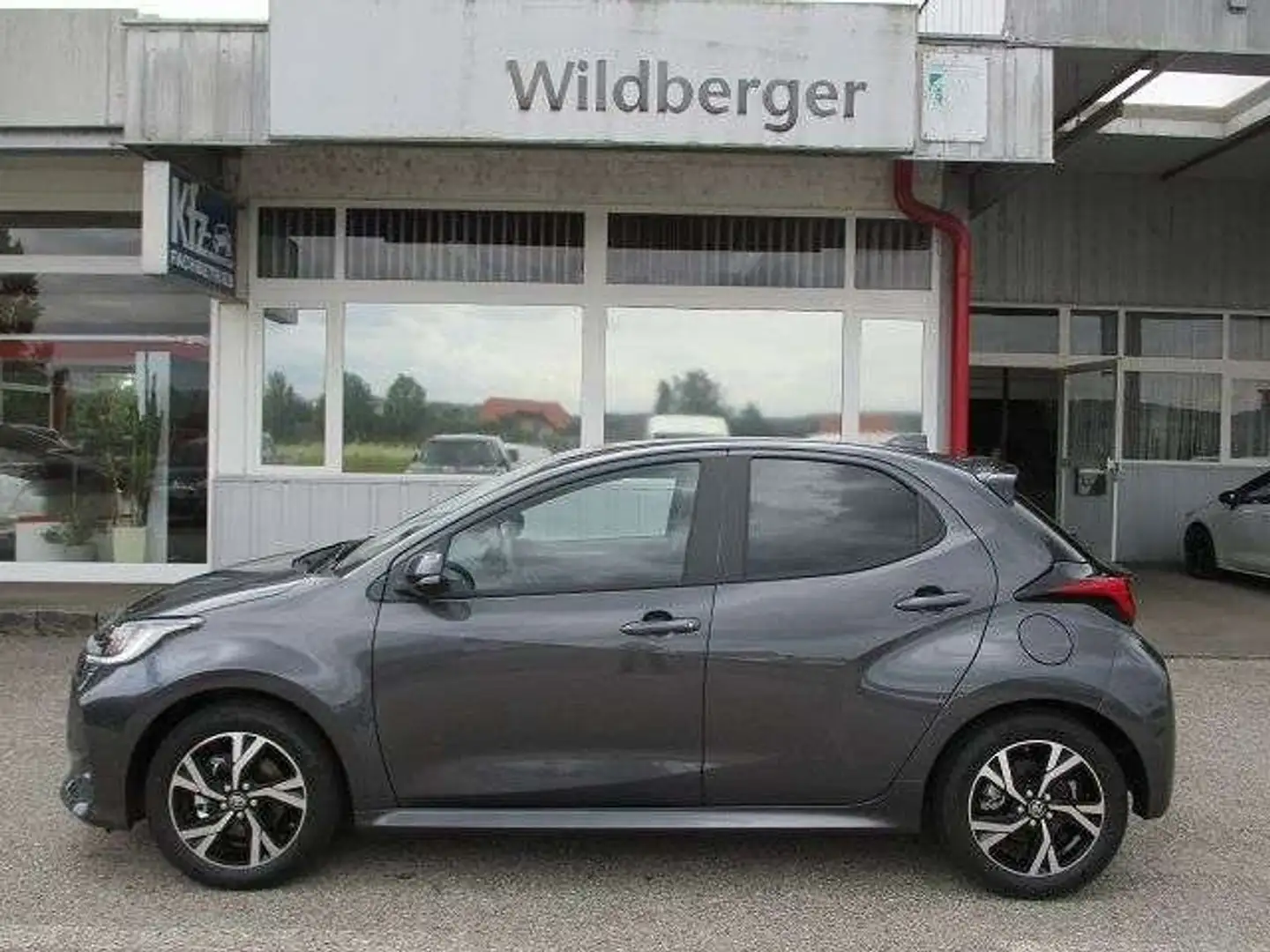 Toyota Yaris 1,5 HSD Active Drive COMFORT SAFETY Grau - 2