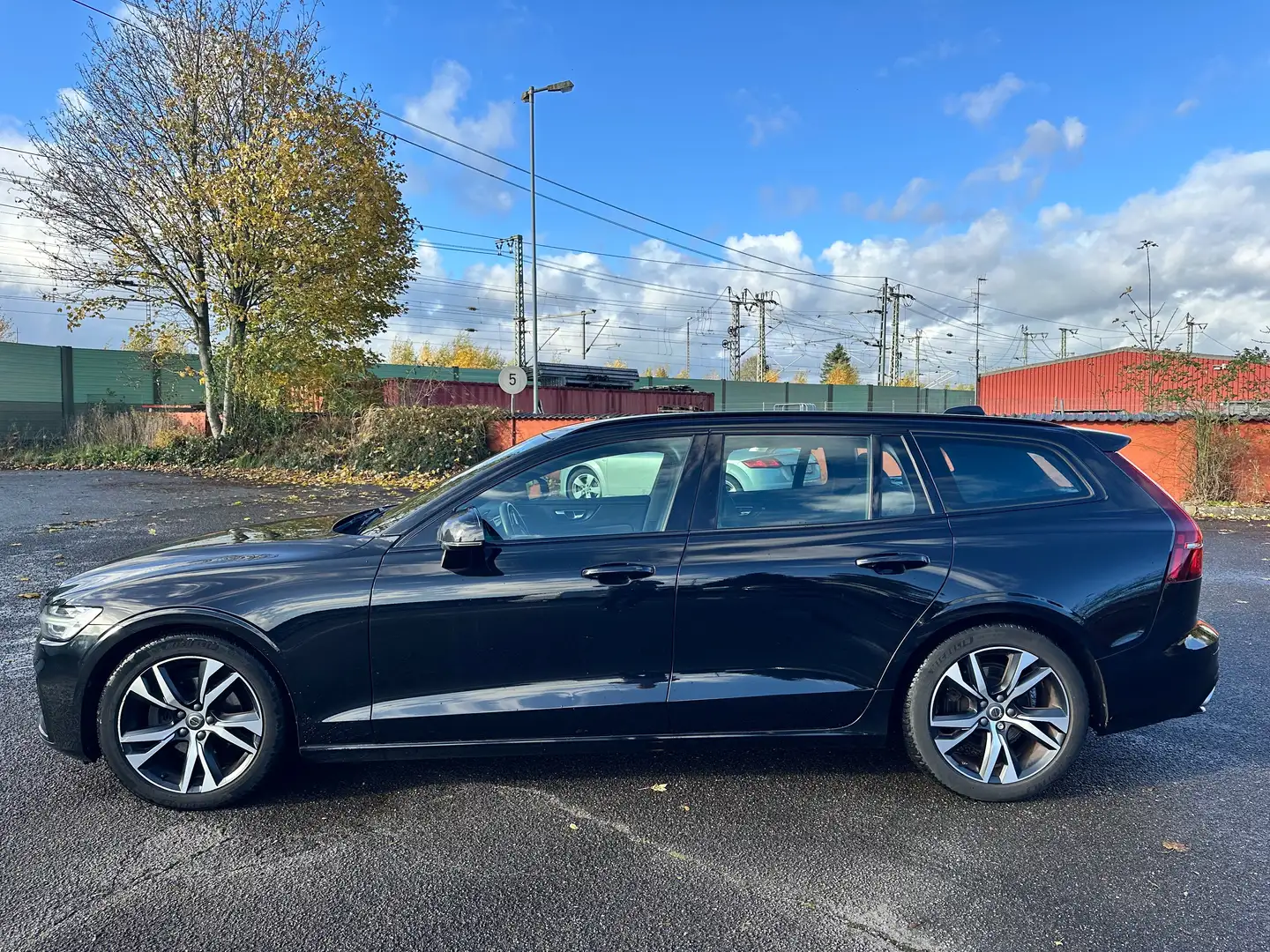 Volvo V60 R Design Schwarz - 2