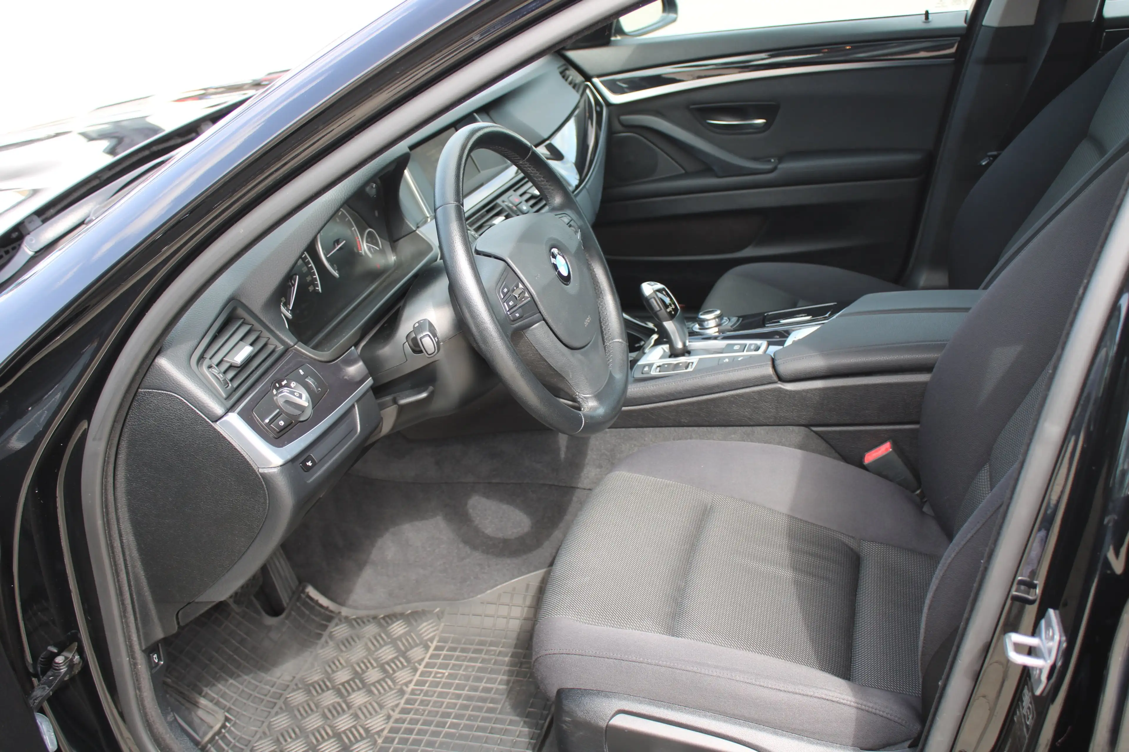 BMW 525 525 d xDrive — photo 10
