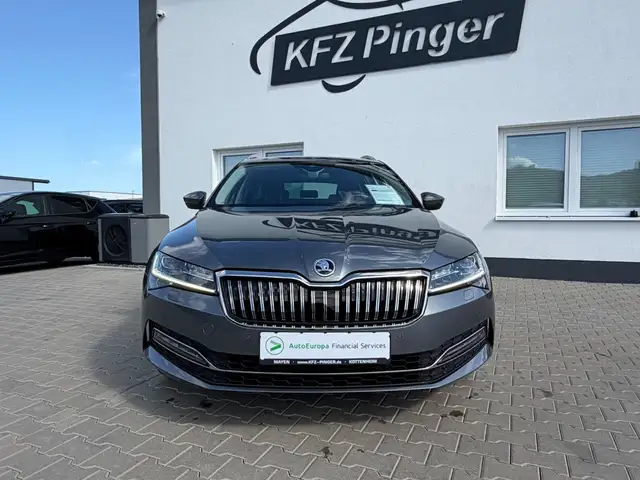 Skoda Superb view 3