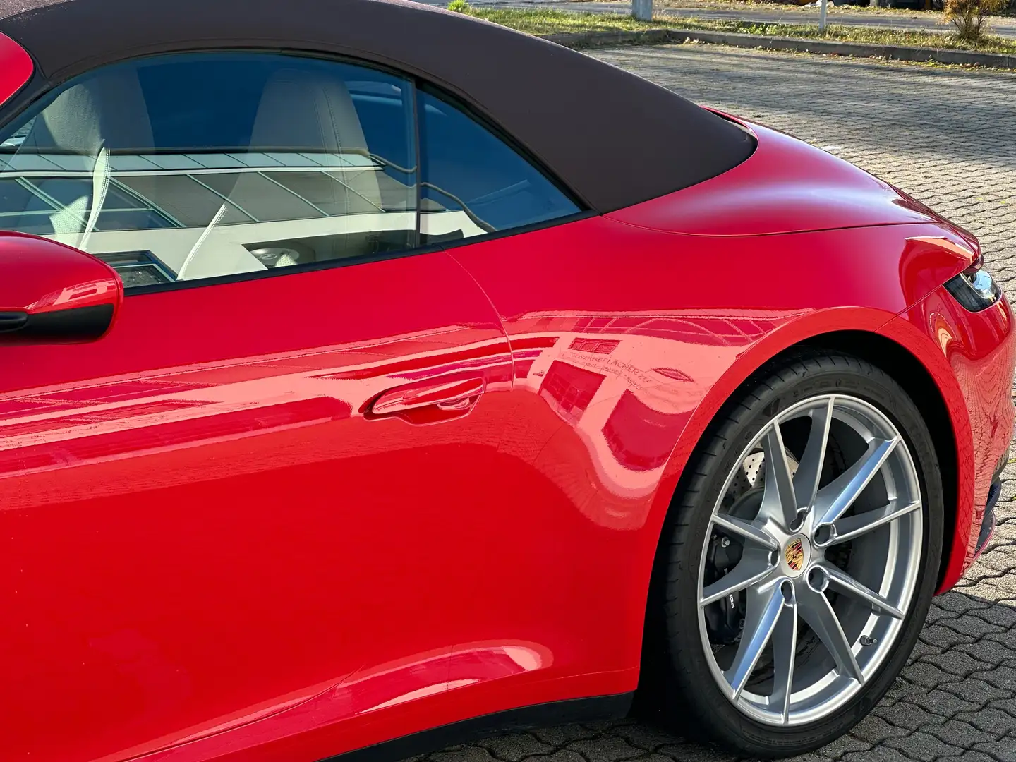 Porsche 992 992 Cabrio PDK Chrono SportAbgas Navi Kamera Sound Roşu - 2