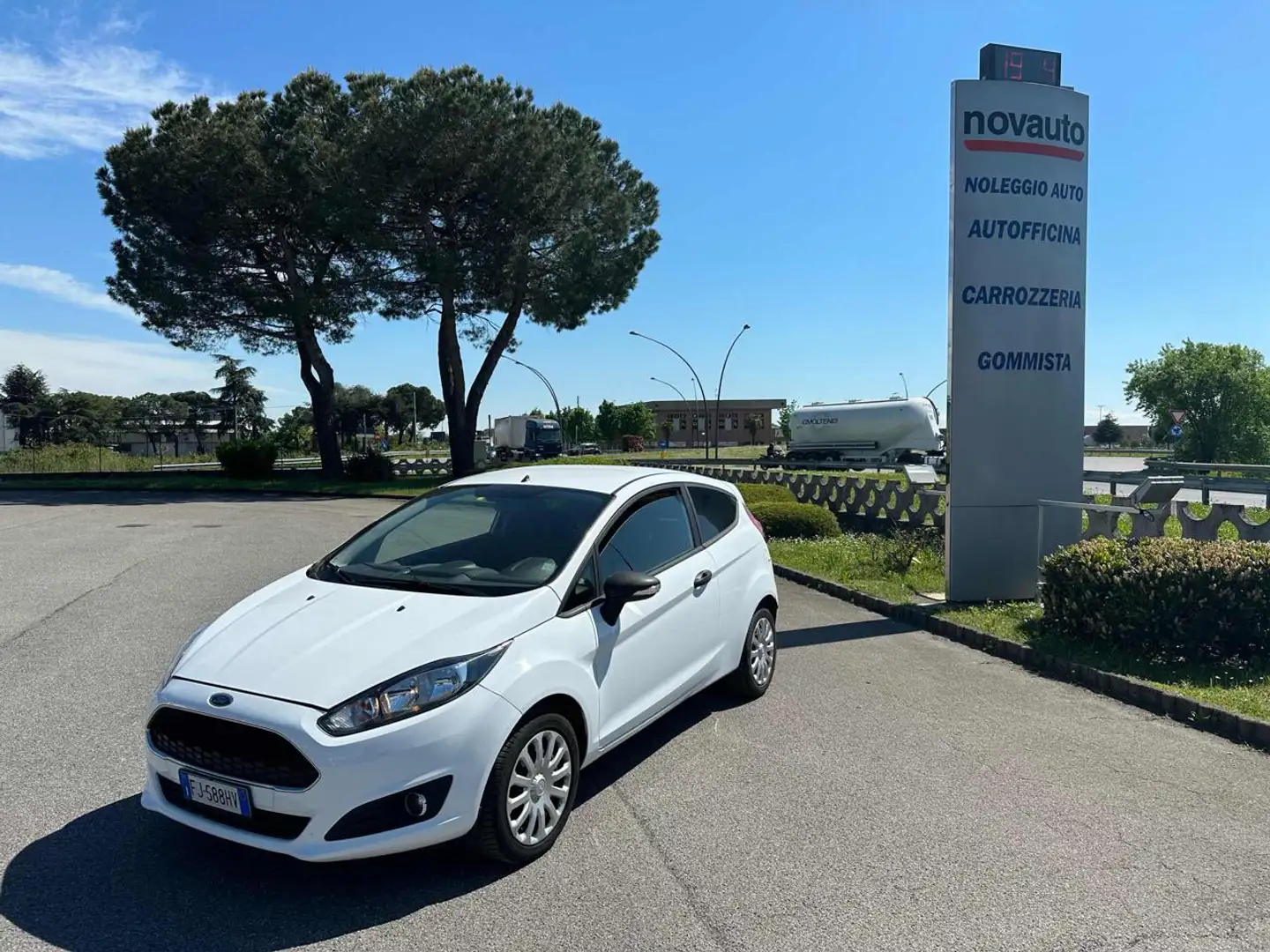 Ford Fiesta 1.5 TDCi 75CV 3 porte Van Entry Wit - 1