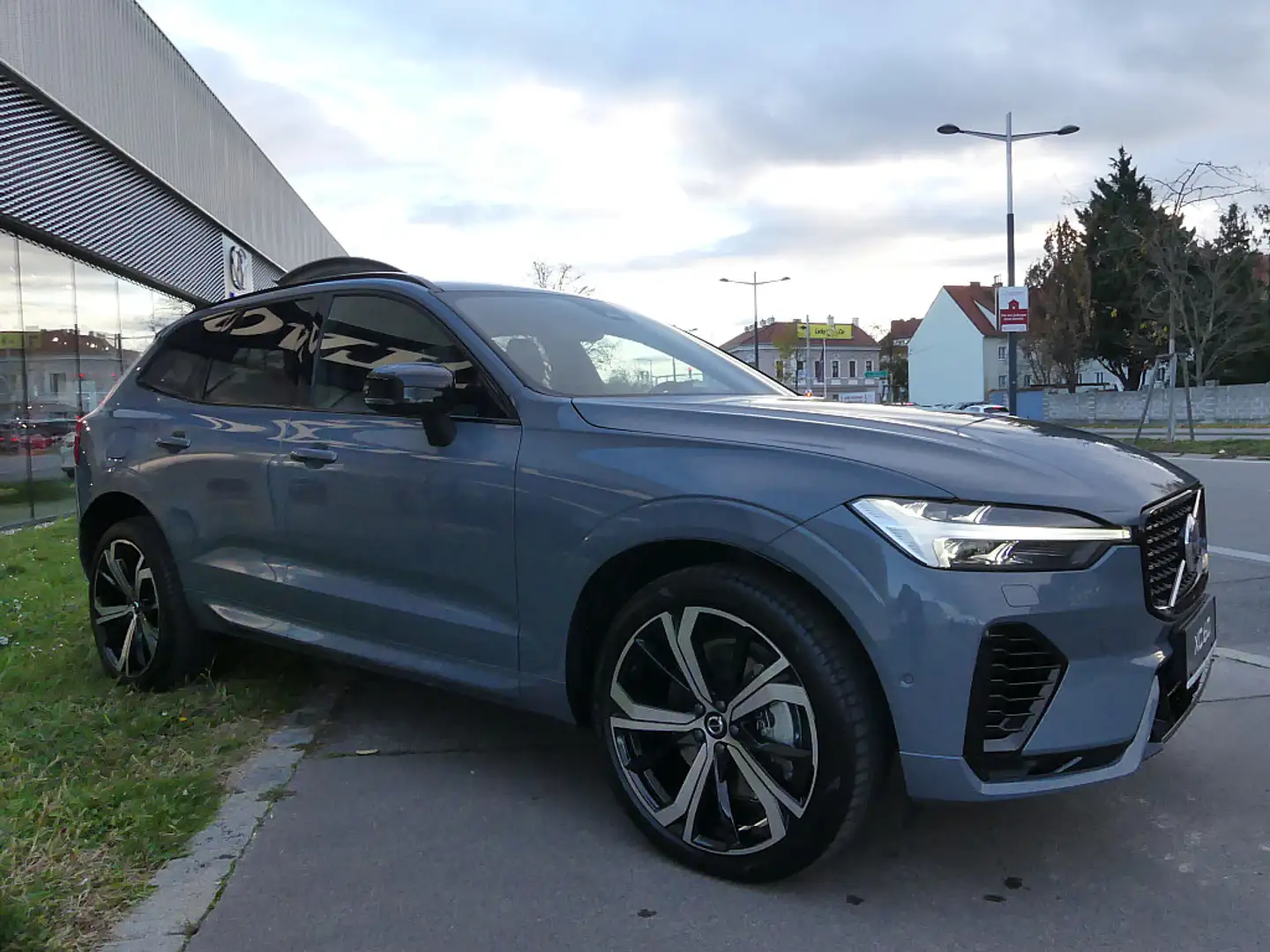 Volvo XC60 T6 AWD Recharge PHEV Ultimate Dark Geartronic A... Grau - 2