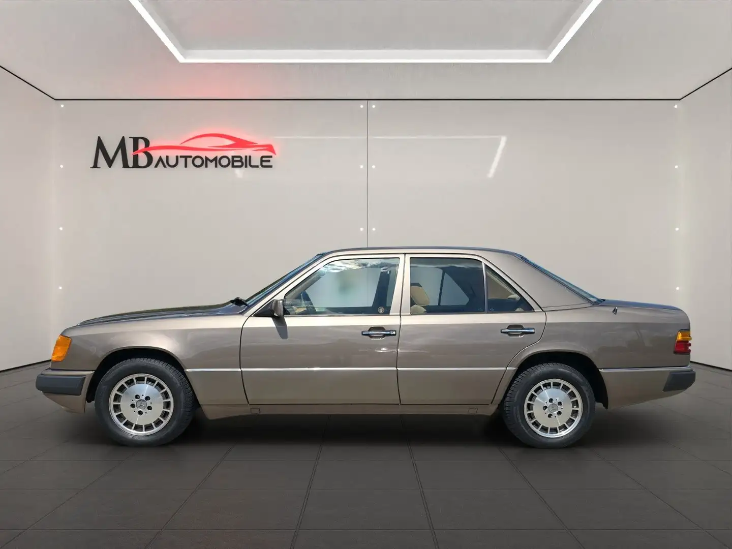 Mercedes-Benz 250 D *ZENTRAL*E-FENSTER*4 GANG AUTOMATIK*H-KEN. Marrón - 2
