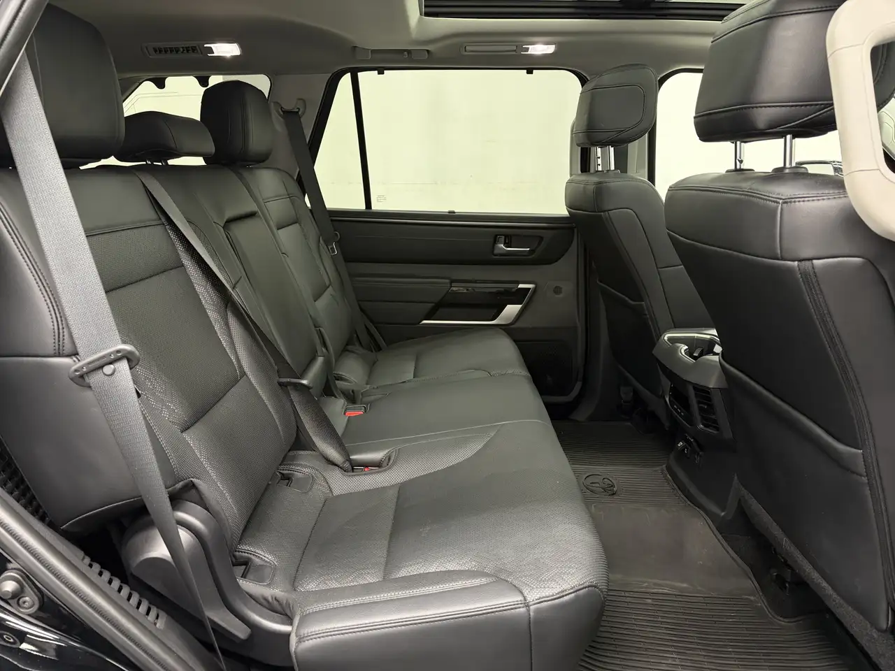Toyota Sequoia снимка Toyota Sequoia