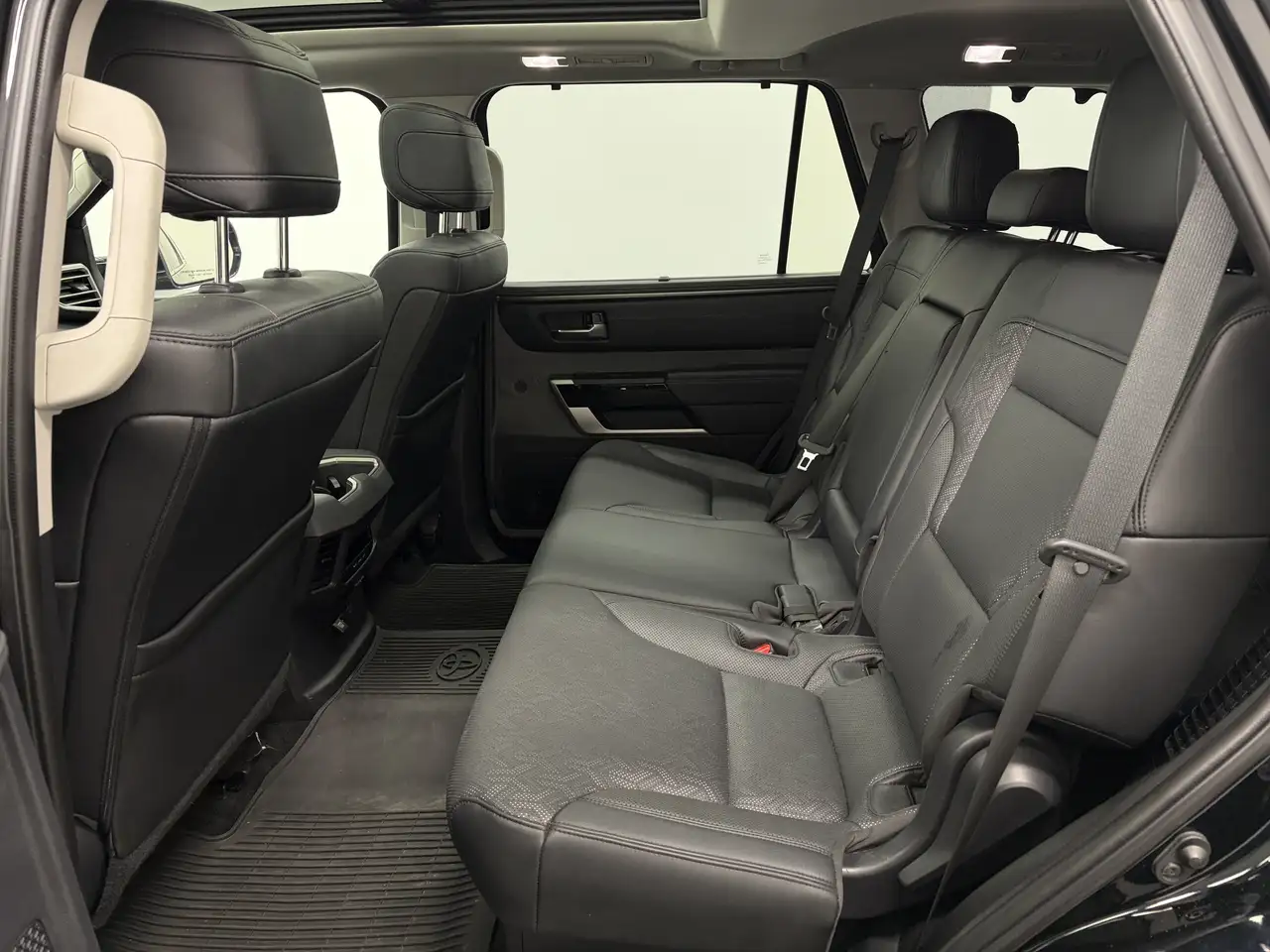Toyota Sequoia снимка Toyota Sequoia